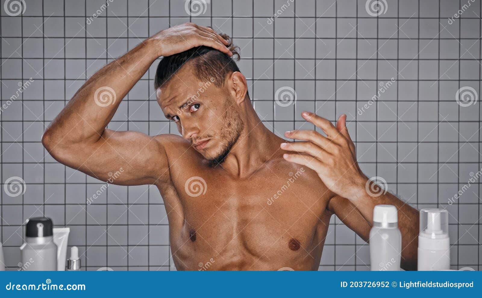 Nu Dans La Salle De Bain Jeune Homme Torse Nu Dans La Salle De Bains à Photo stock - Image du réglage, bathroom: 203726952