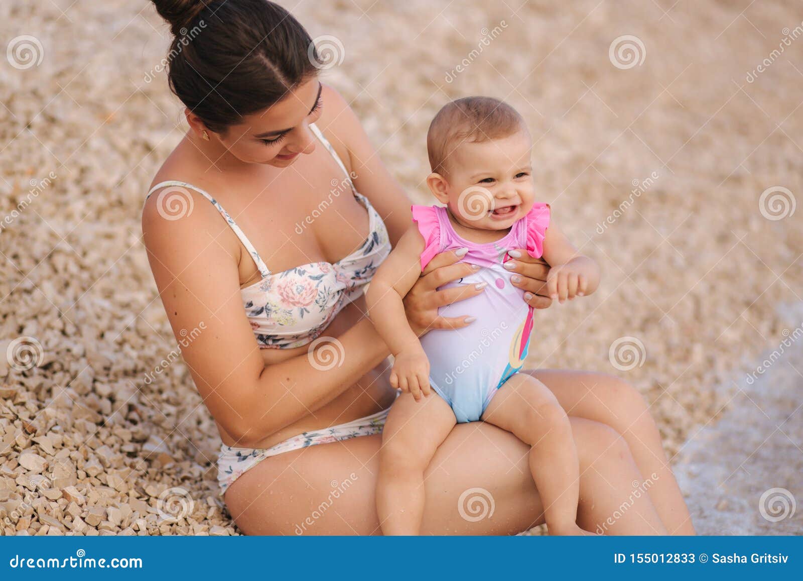 Jeune Jeu De Mere Avec Son Bebe Sur La Plage Par La Mer Maman Et Fille Dans Le Maillot De Bain Image Stock Image Du Famille Nature Jeune Jeu De Mere Avec Son Bebe Sur La Plage Par La Mer Maman Et Fille Dans Le Maillot De Bain Image Stock Image Du Famille Nature