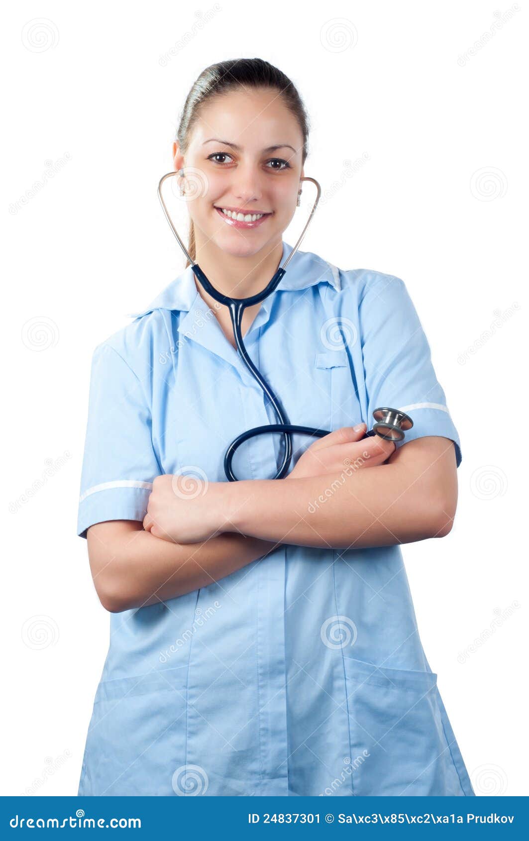 Jeune joli docteur de sourire de femme avec le stéthoscope d'isolement sur le blanc.