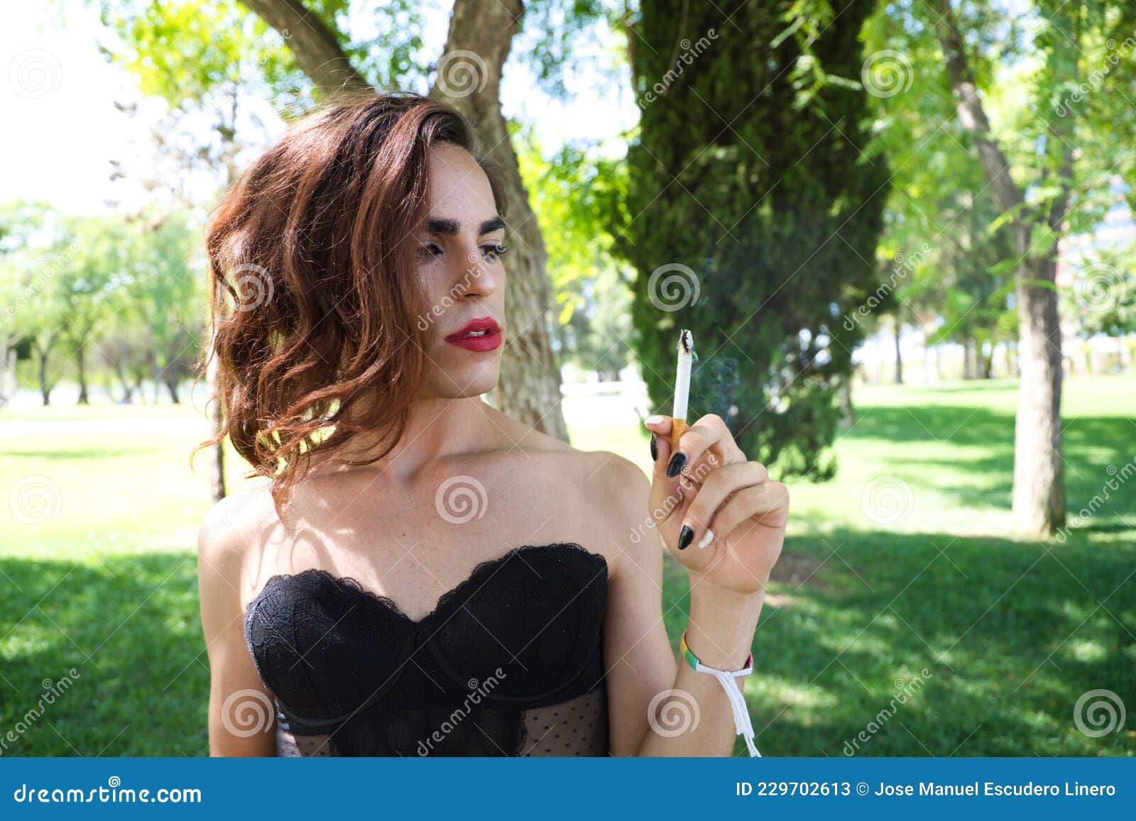 Jeune Latina Et Transsexuelle En Lingerie Noire. La Femme Pose Pour La  Caméra Et Fume Une Cigarette. Image stock - Image du modèle, robe: 229702613