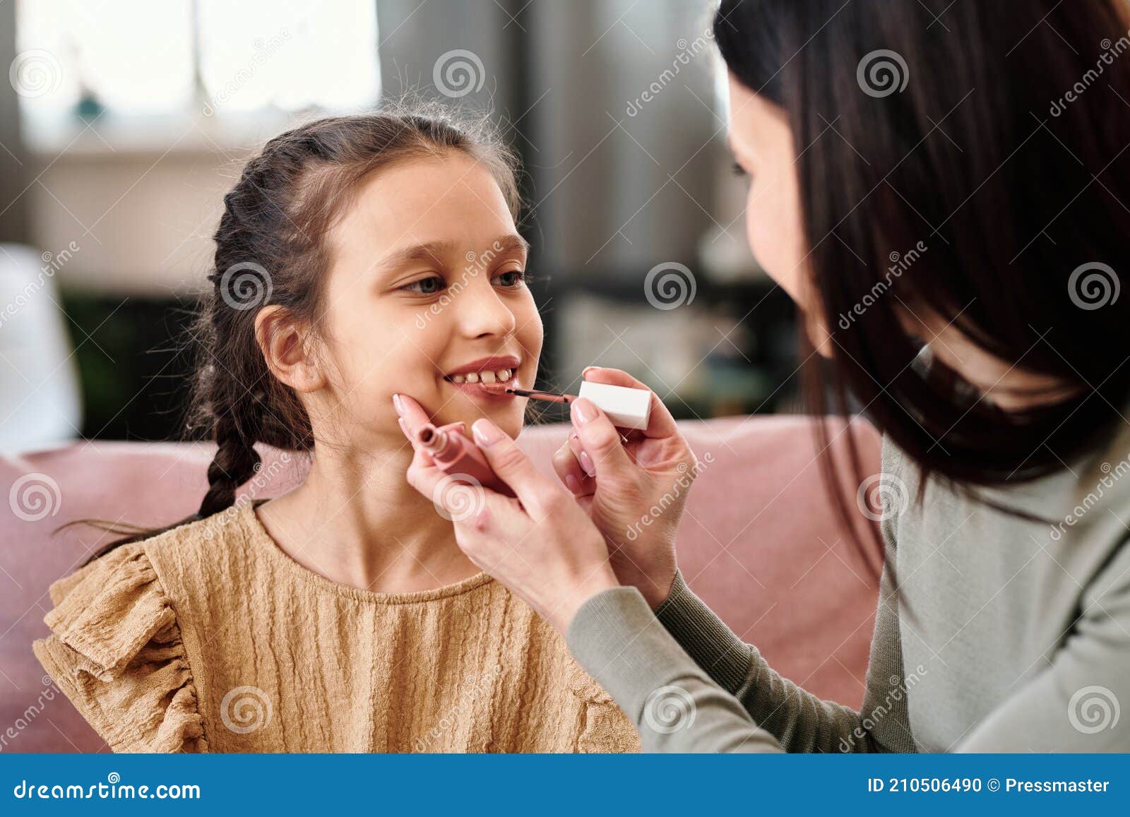 Jeune Mère Appliquant Le Gloss Rose Lèvres Sur Les Lèvres De Son