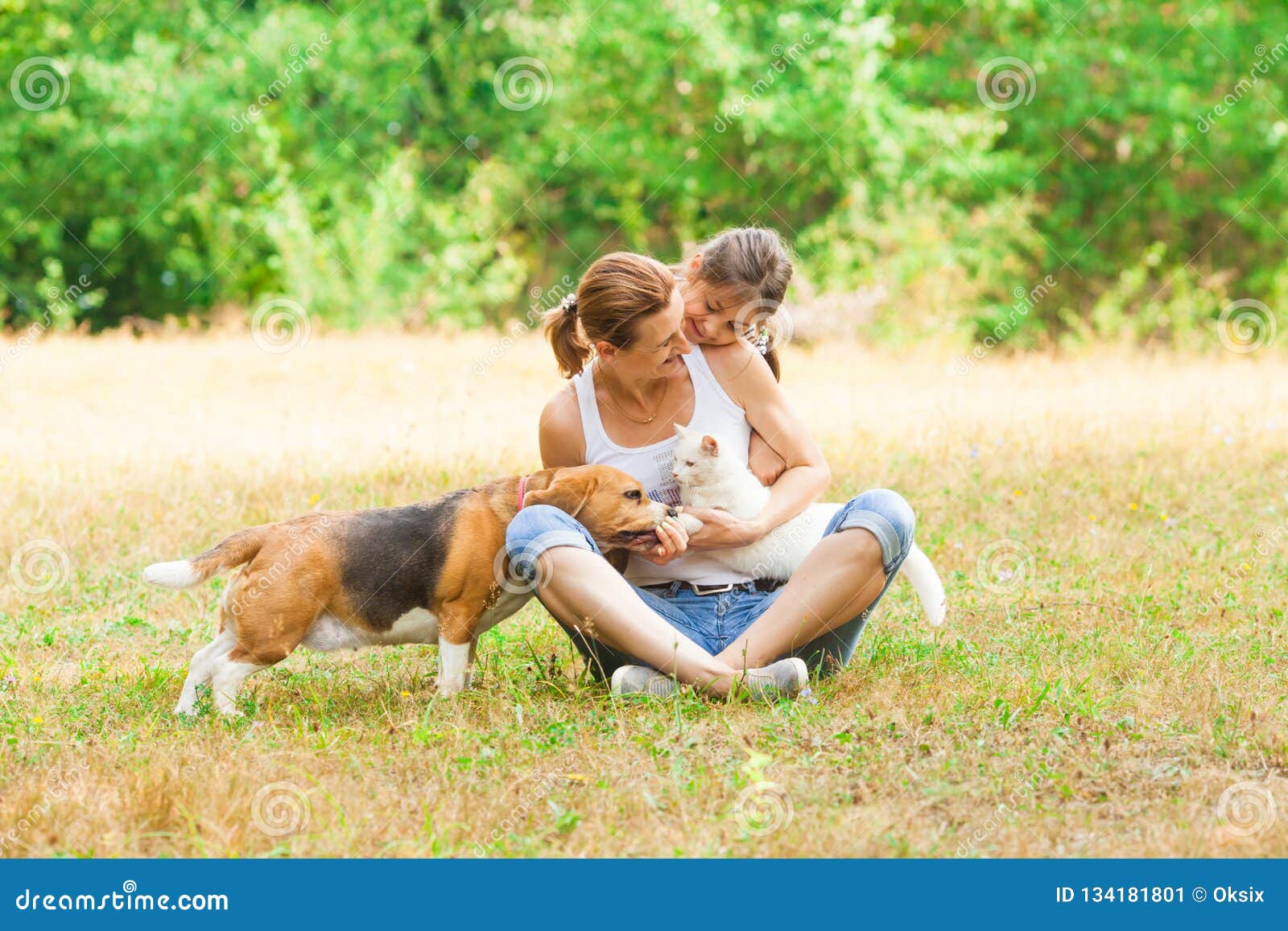 Jeune Mère Et Sa Fille Jouant Avec Leur Chat Et Chien Image