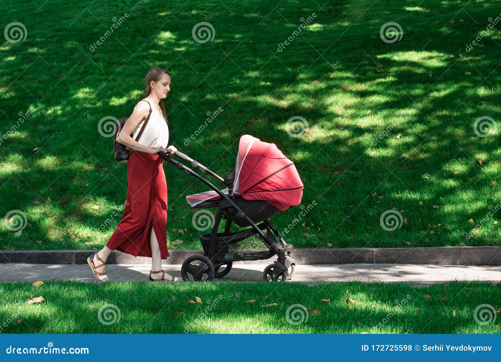 Jeune Maman Marchant Avec La Fille Dans La Poussette La Mère S