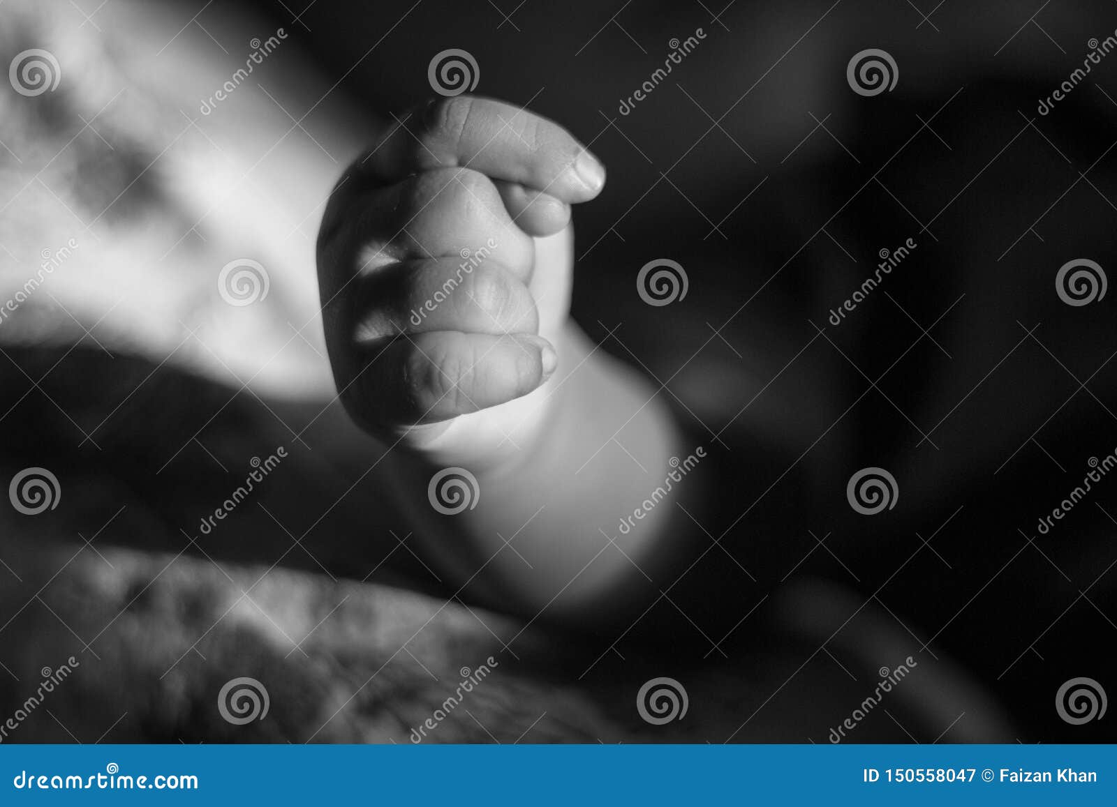 Jeune Main De Bebe Noire Et Blanche Image Stock Image Du Noir Porte Jeune Main De Bebe Noire Et Blanche Image Stock Image Du Noir Porte