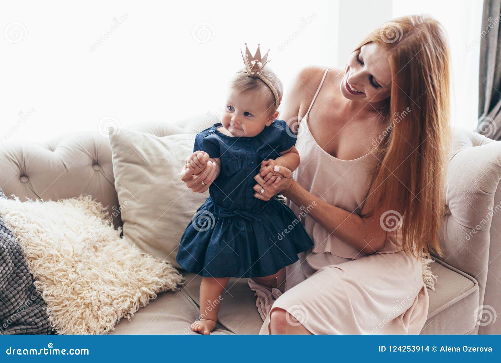 Jeune Maman Avec Son Bébé De 8 Mois Photo stock - Image du intérieur,  famille: 124253914