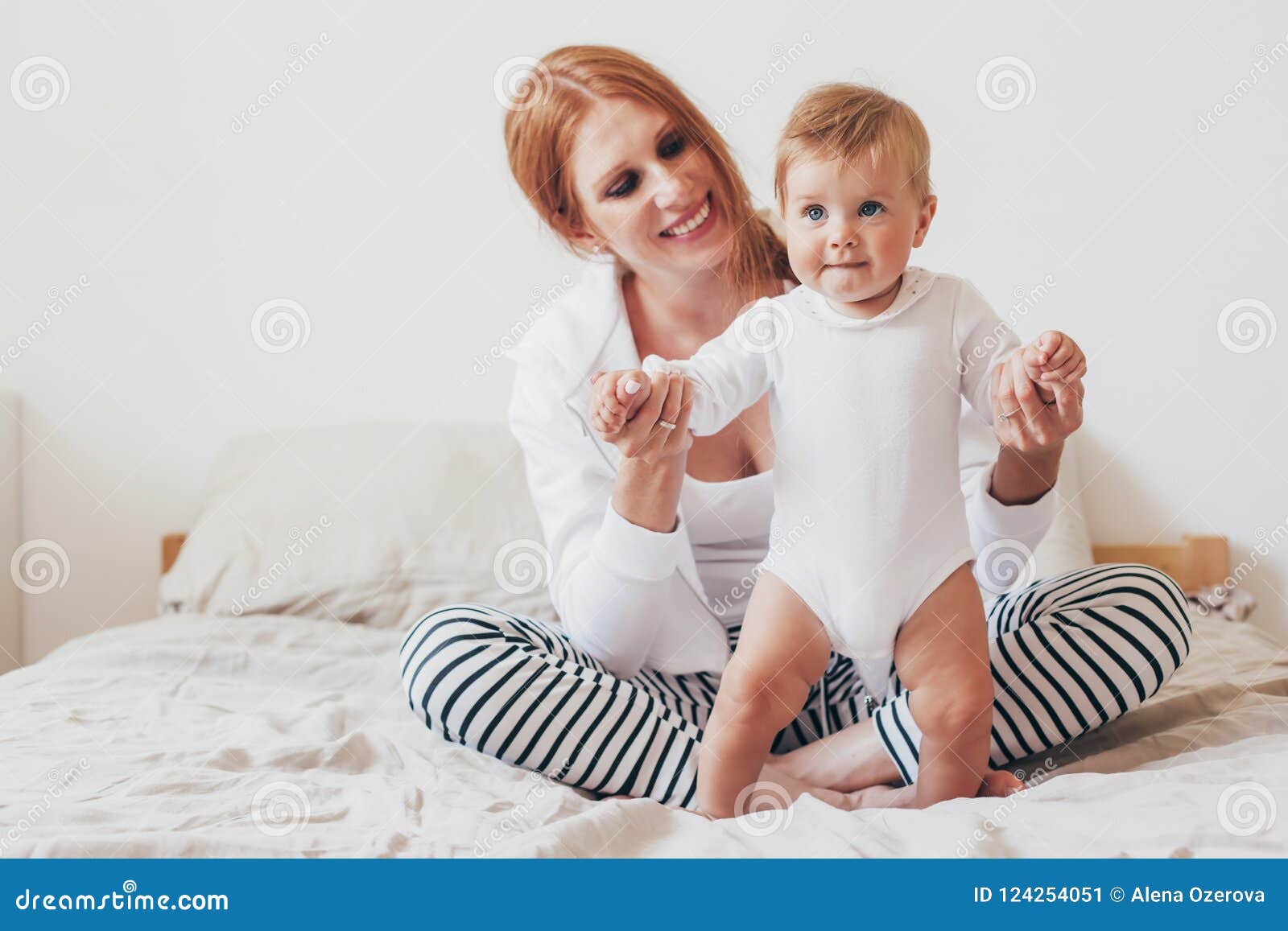 Jeune Maman Avec Son Bébé De 8 Mois Photo stock - Image du intérieur,  famille: 124253914