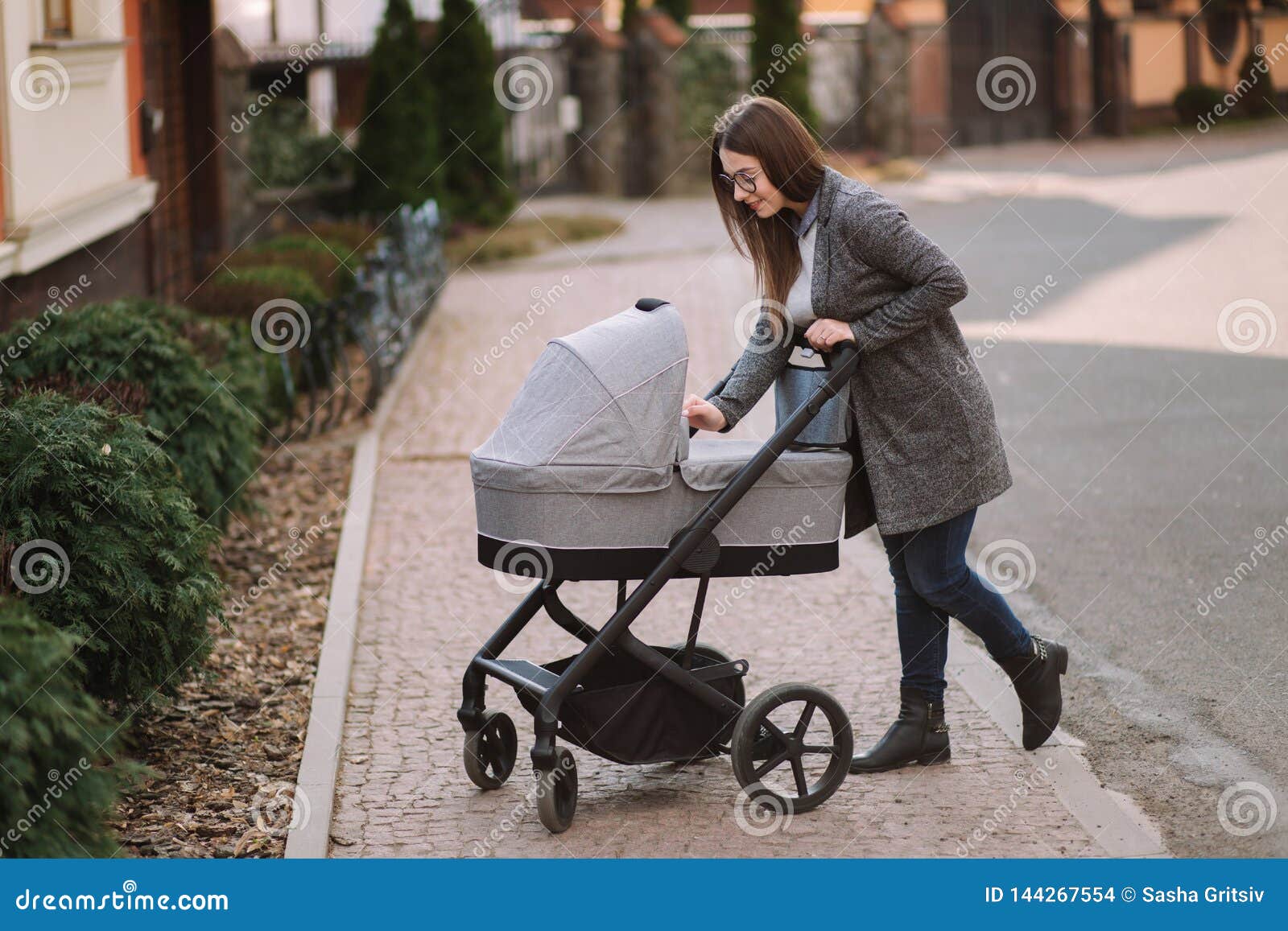 Jeune Maman Marchant Avec La Fille Dans La Poussette La Mère S