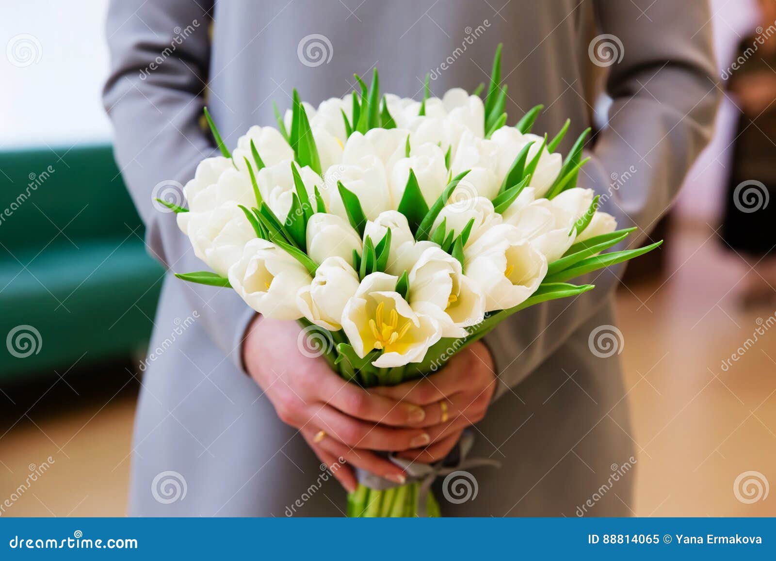 Jeune Mariée Tenant Le Beau Bouquet De Mariage Avec Les Tulipes Blanches  Image stock - Image du romantique, tulipes: 88814065