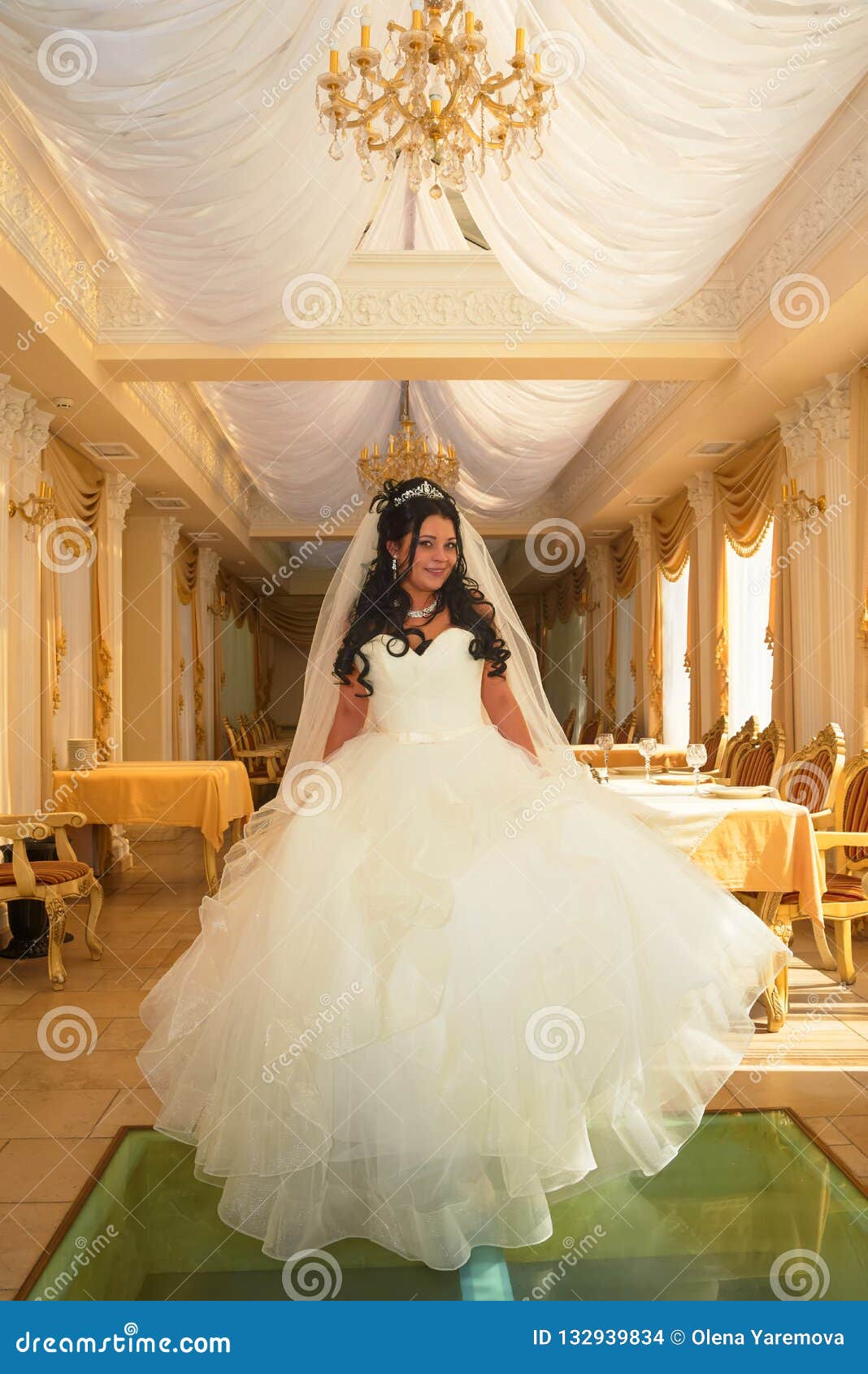 Jeune mariée heureuse dans une robe de mariage. Jeune mariée heureuse dans une robe l'épousant dans un restaurant