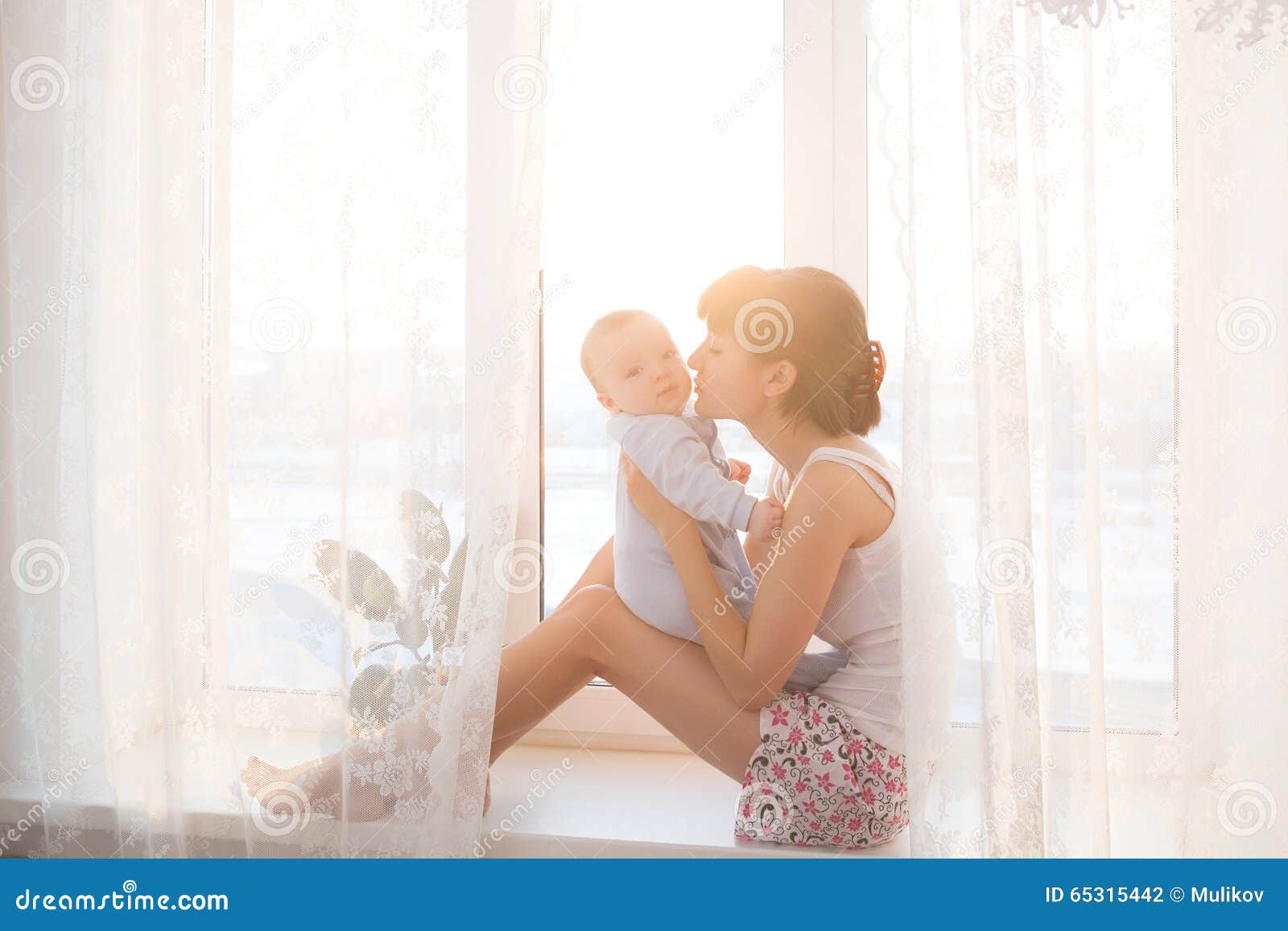 Jeune mère avec un bébé dans la belle chambre à coucher photo ...