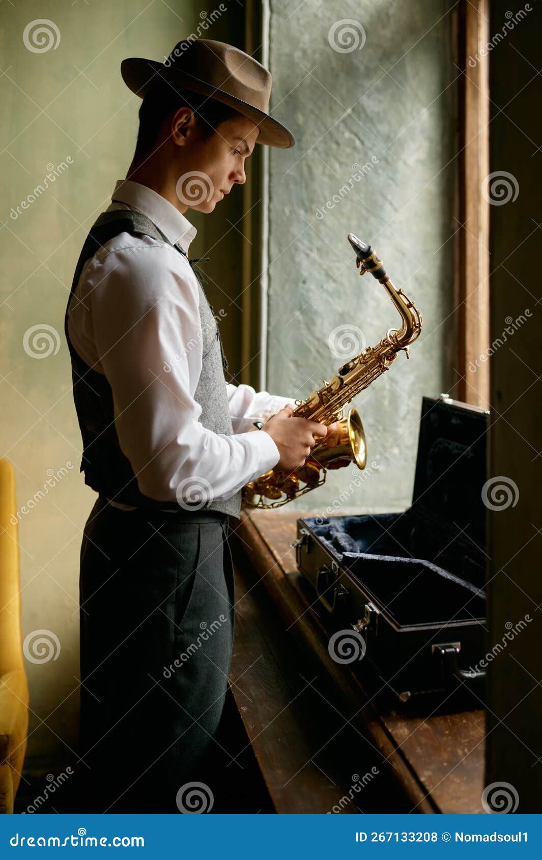 Jeune Musicien Mettant Le Saxophone Au Cas Par Cas Après Avoir Pratiqué  Photo stock - Image du artiste, divertissement: 267133208