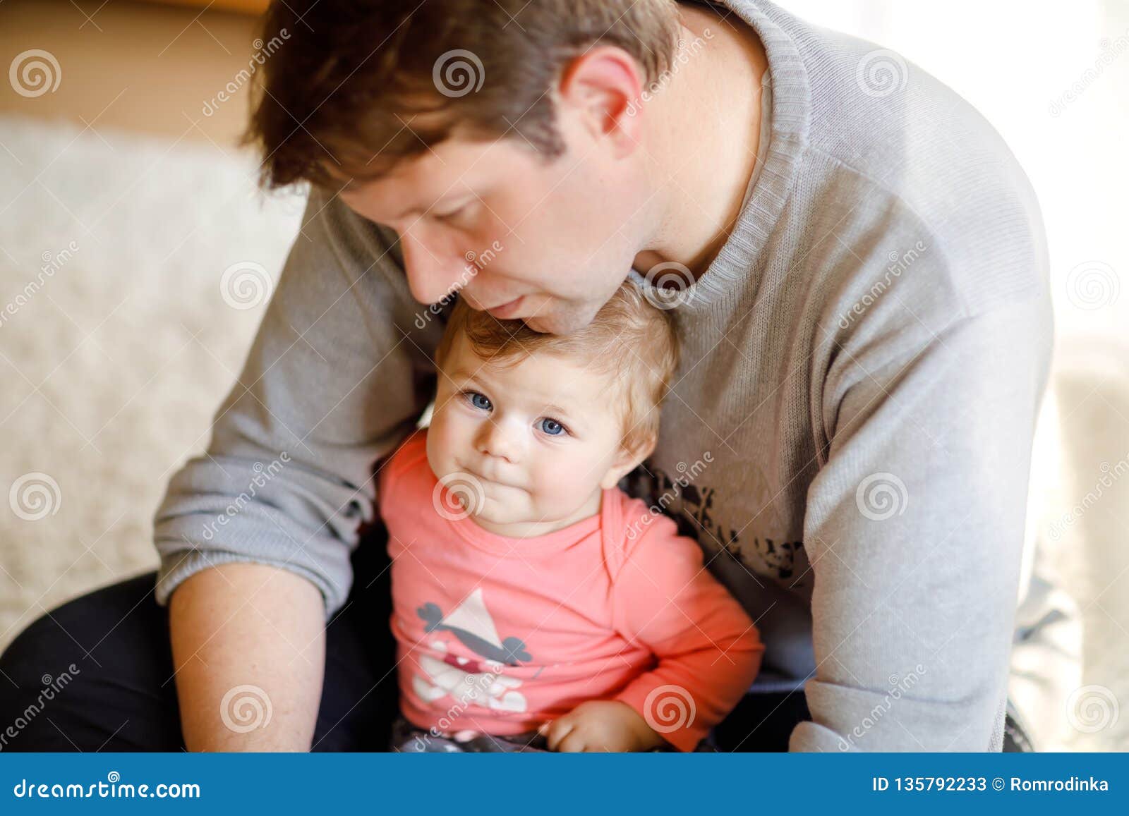Jeune Pere Fier Heureux Ayant L Amusement Avec La Fille De Bebe Portrait De Famille Ensemble Papa Avec Le Bebe Amour Jouer D Ho Image Stock Image Du Papa Heureux Jeune Pere Fier Heureux Ayant L Amusement Avec La Fille De Bebe Portrait De Famille Ensemble Papa Avec Le Bebe Amour Jouer D Ho Image Stock Image Du Papa Heureux