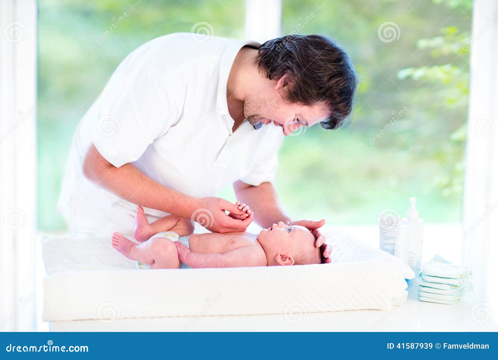 Tenant la main de père aimant avec bébé garçon 4-6 mois son fils image  libre de droit par dashakiseleva91.gmail.com © #132284100