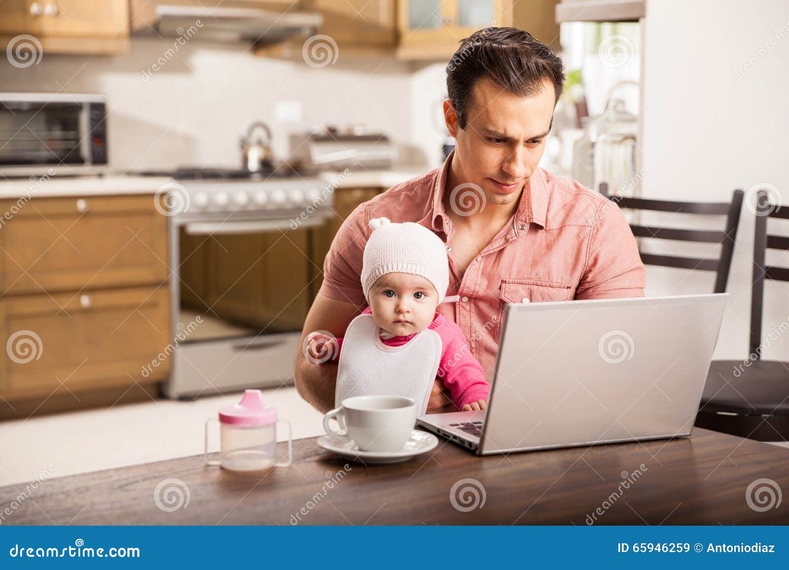 Jeune Papa Simple Travaillant A La Maison Avec Son Bebe Image Stock Image Du Cafe Enfance Jeune Papa Simple Travaillant A La Maison Avec Son Bebe Image Stock Image Du Cafe Enfance