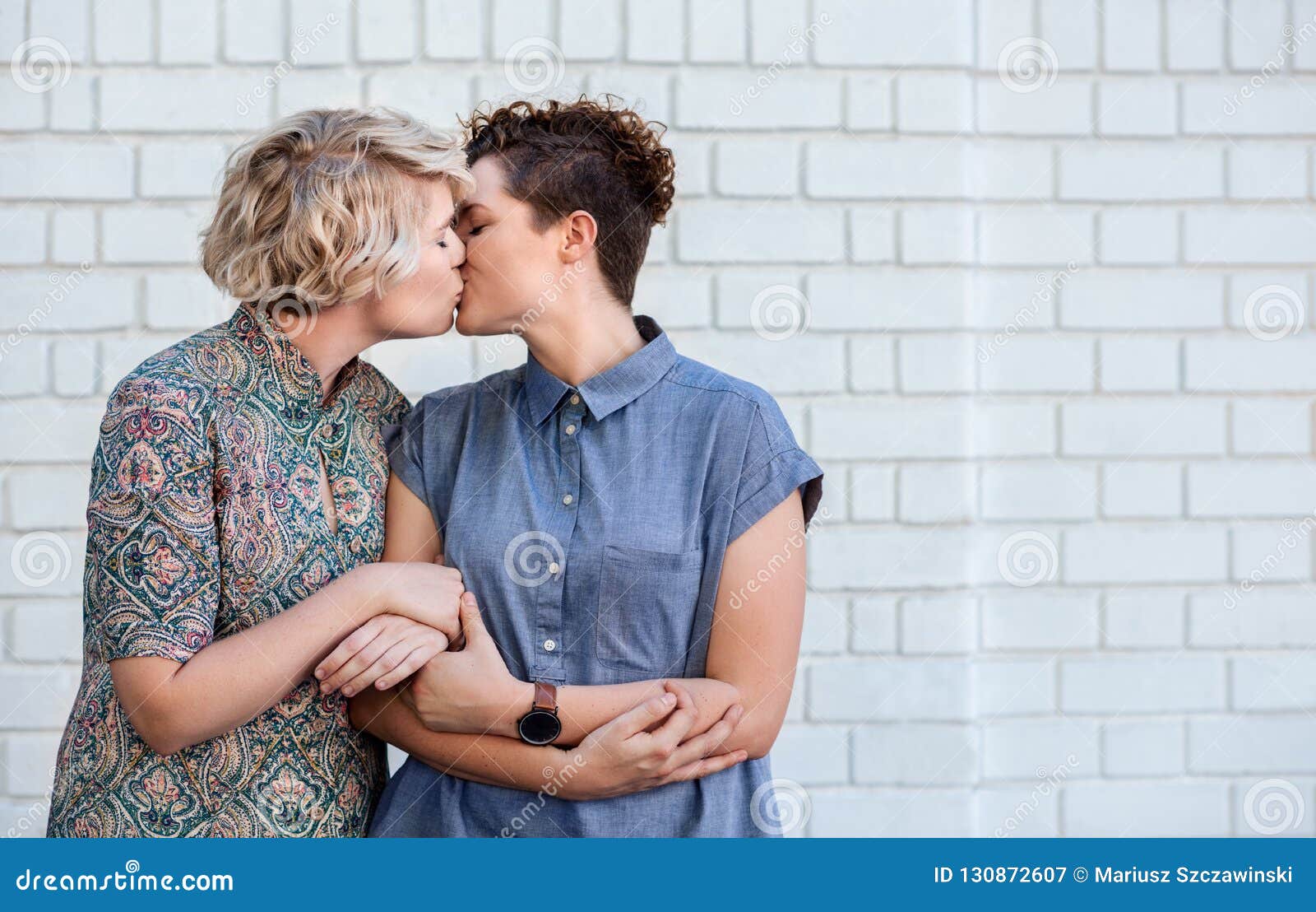 Jeune Position Lesbienne Aimante De Couples En Dehors De Partager Un Baiser Image Stock Image