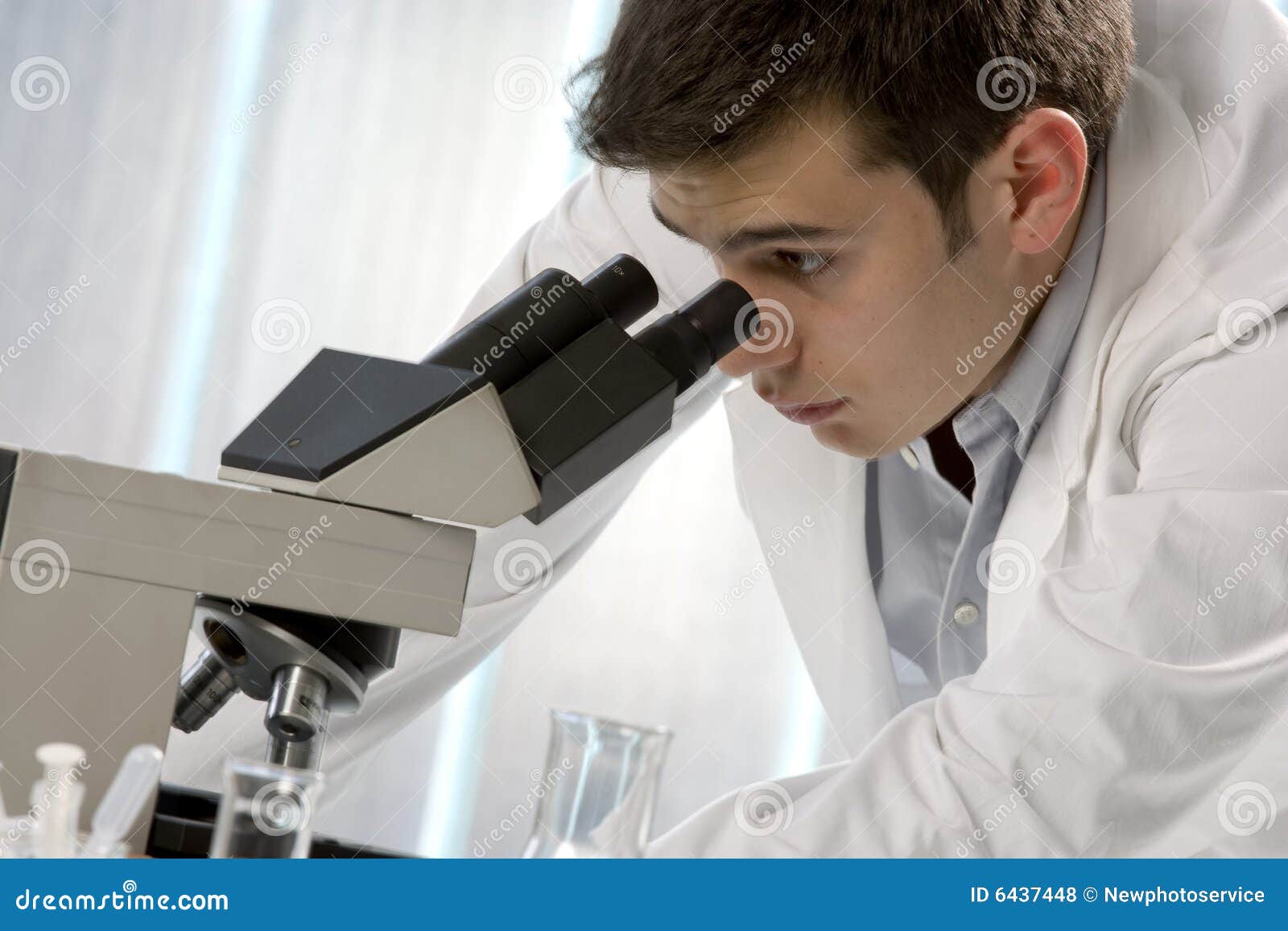 Jeune Scientifique Observant à L'intérieur D'un Microscope Photo stock -  Image du chimiste, chimique: 6437448