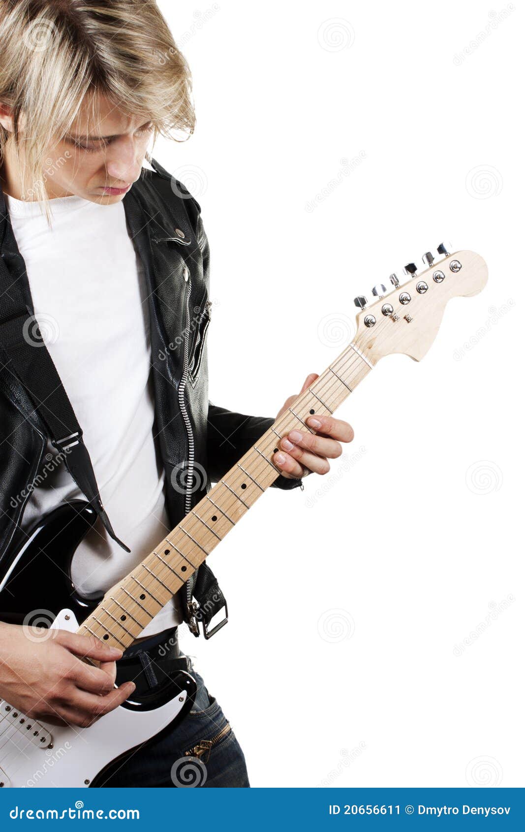 Jeune type dans la jupe en cuir jouant la guitare électrique