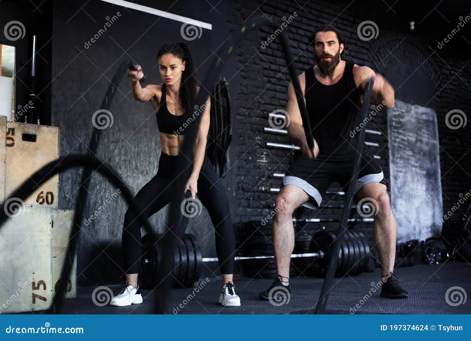 Jeunes Ajouter Indiens Sportifs à La Corde De Bataille à Faire De  L'exercice Dans La Salle De Sport De Formation Fonctionnel De Fi Photo  stock - Image du fuselage, beau: 197374624