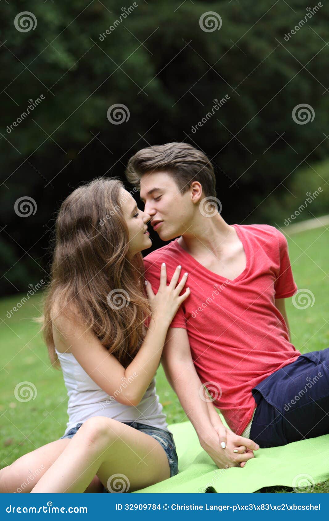 Jeunes Baisers Adolescents Romantiques De Couples Photo stock - Image ...