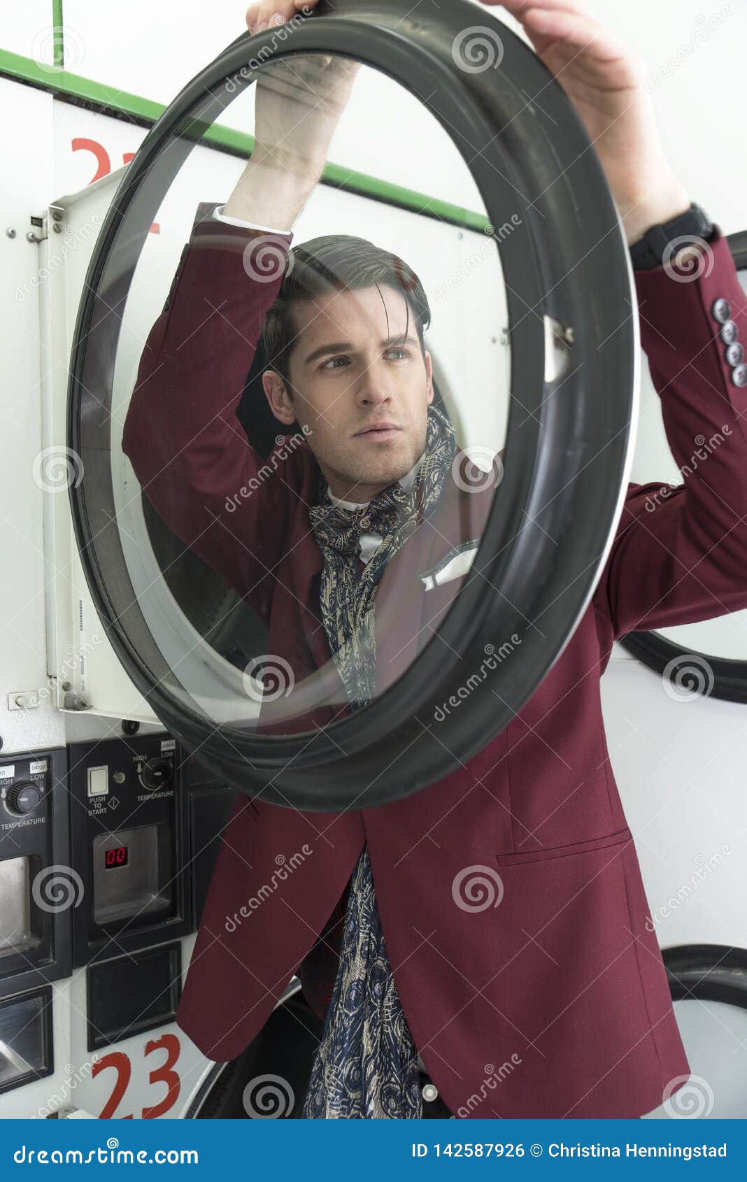 Jeunes beaux de verticale d'homme de mode. Concept de mode de rue Portrait de jeune homme bel élégant Bâtiments de Paris comme fond