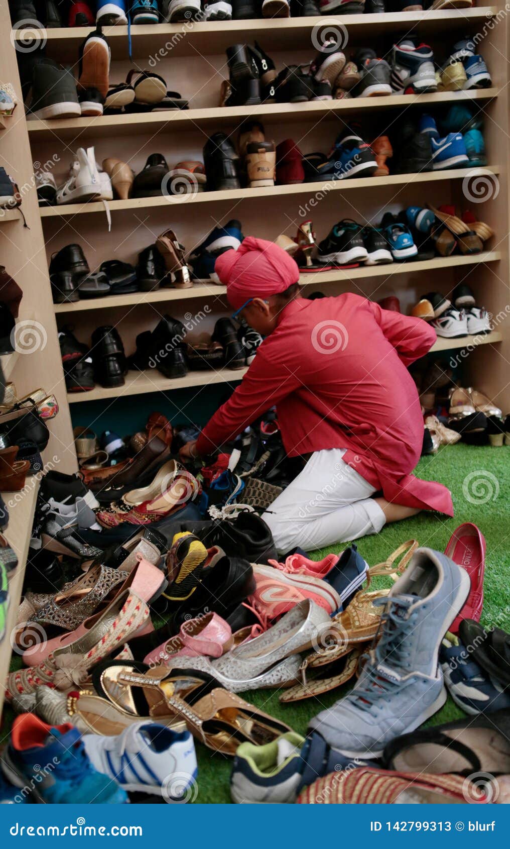 Jeunes Chaussures De Rangement Sikhes à La Garde-robe à L'intérieur D'un  Temple En Majorque Photo stock éditorial - Image du moissons, saint:  142799313