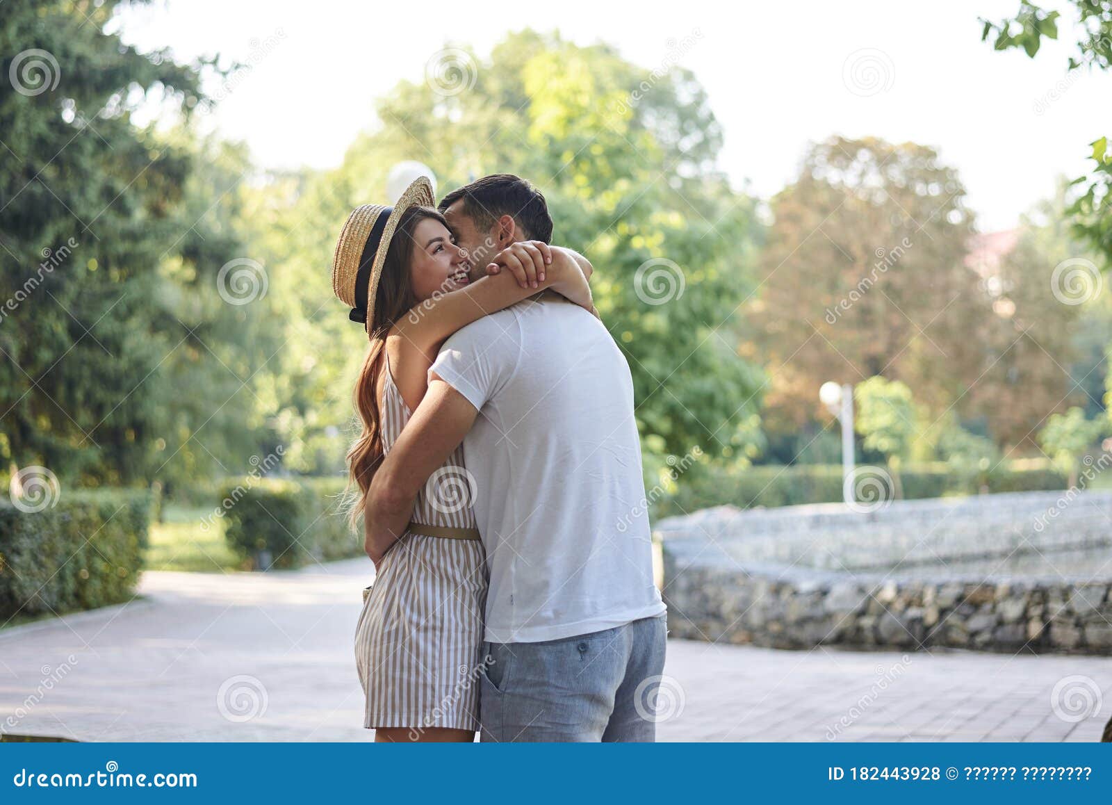 Jeunes Couples Amoureux Dans Un Parc Date Romantique La Jolie Femme En Utilisant La