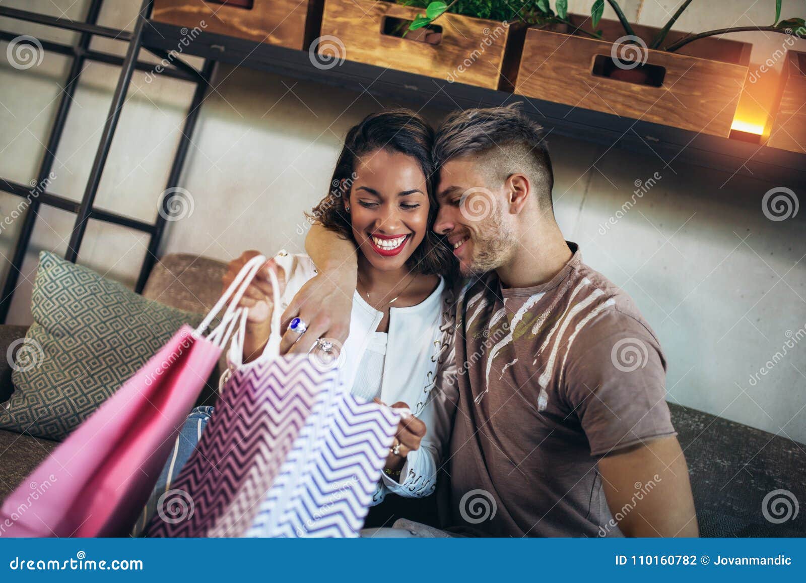 Jeunes couples appréciant le café après l'achat