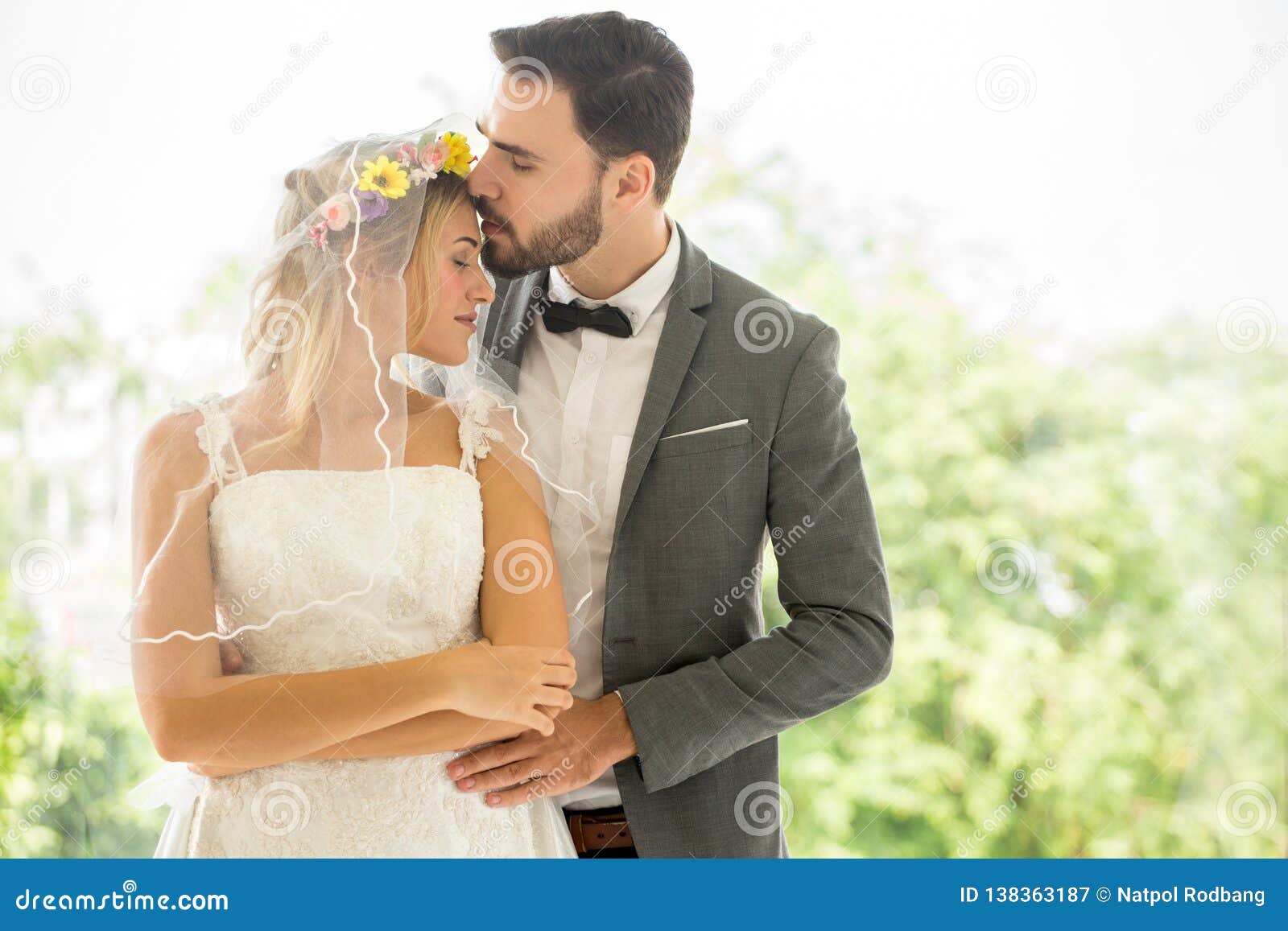Jeunes Couples Dans Des Jeunes Maries De Mariage D Amour Embrassant En Parc Newlyweds Portrait De Plan Rapproche D Un Beau Ayant Image Stock Image Du Ayant Embrassant Jeunes Couples Dans Des Jeunes Maries De Mariage D Amour Embrassant En Parc Newlyweds Portrait De Plan Rapproche D Un Beau Ayant Image Stock Image Du Ayant Embrassant