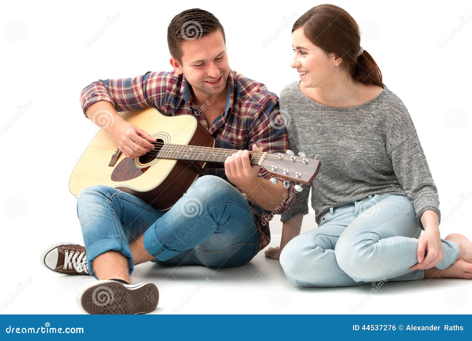 Пара играющая на гитарах