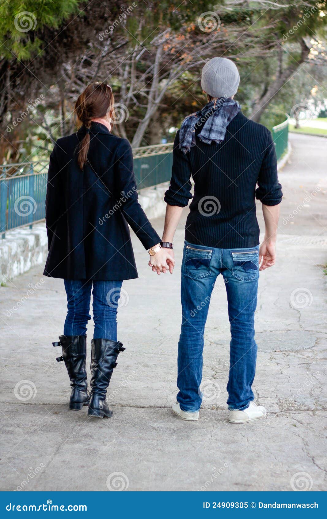 Couples noirs retenant des mains