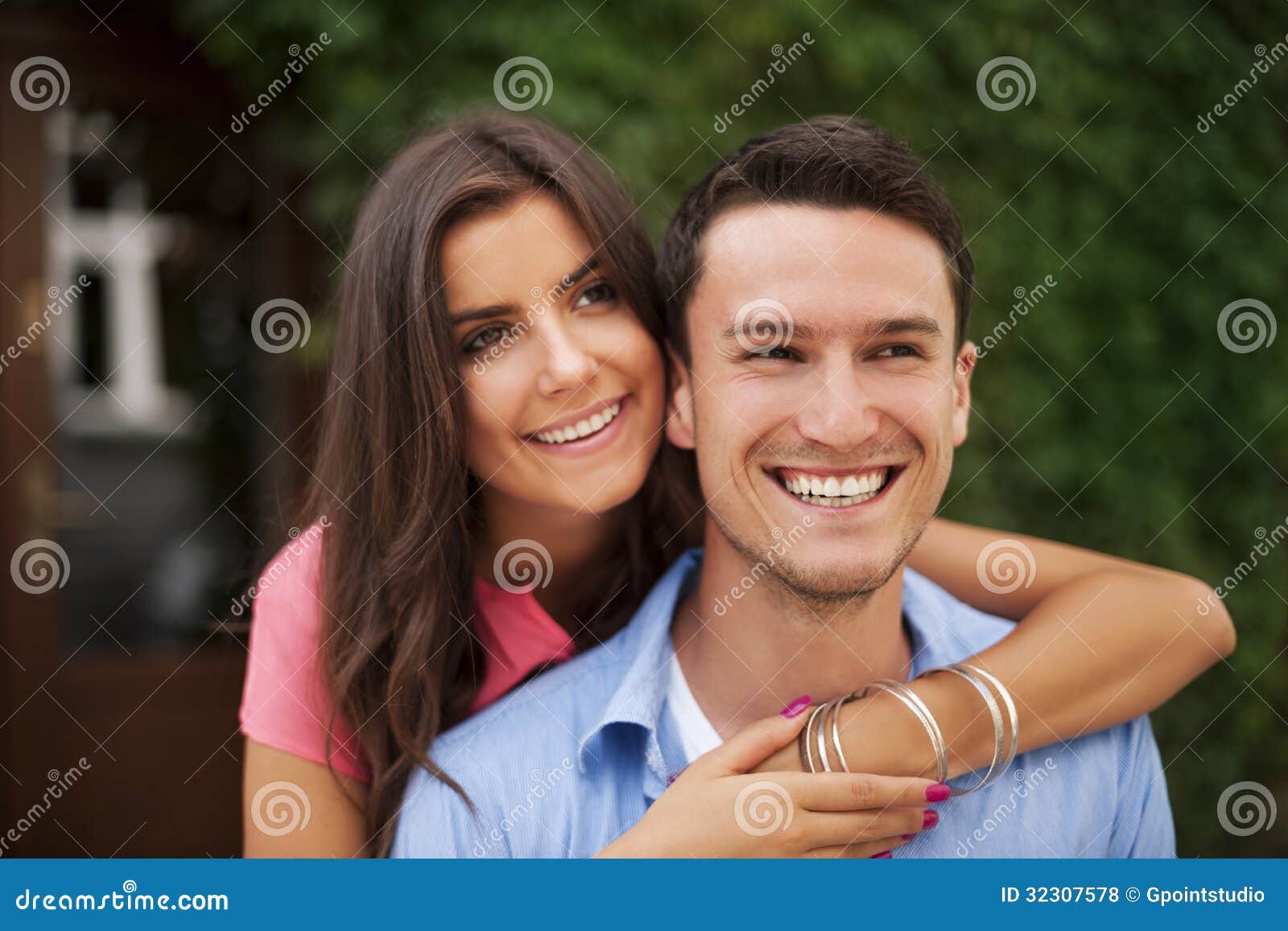 Jeunes couples mignons photo stock. Image du embrassement 32307578