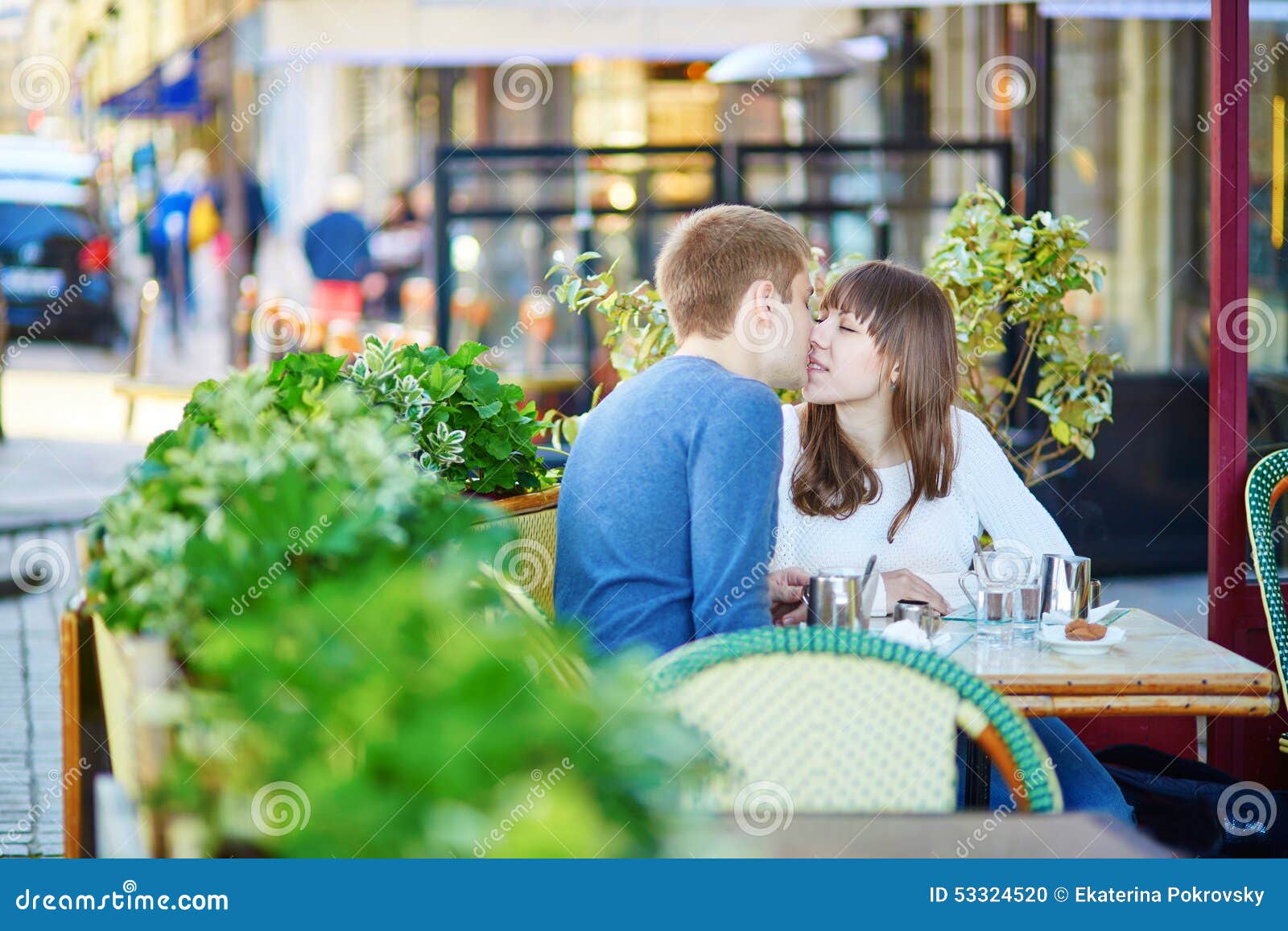 Jeunes Couples Romantiques Ayant Une Datte Photo Stock Image Du Regard Fille 53324520