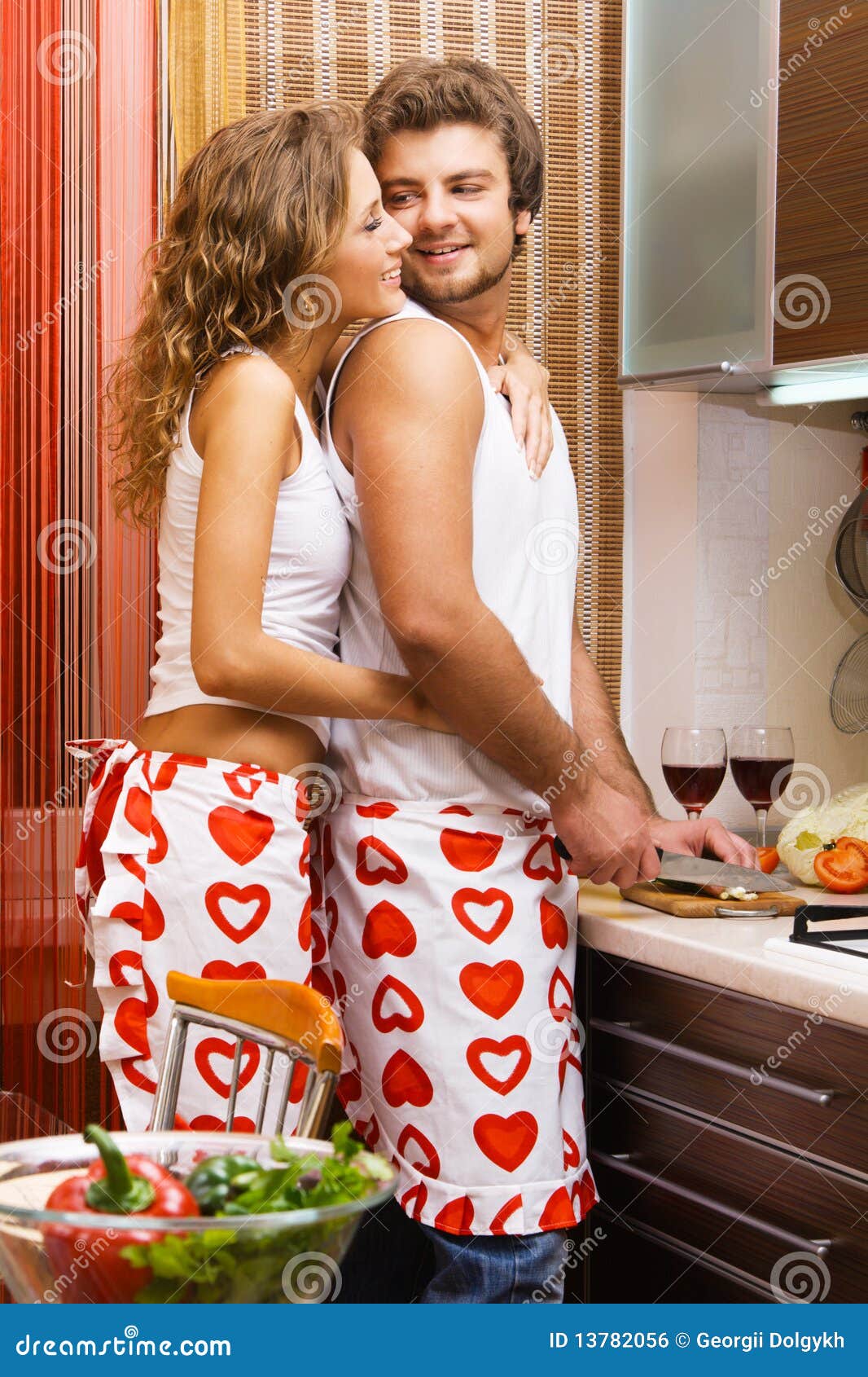 Jeunes Couples Romantiques Dans La Cuisine Photo Stock Image Du Adulte Mangez 13782056