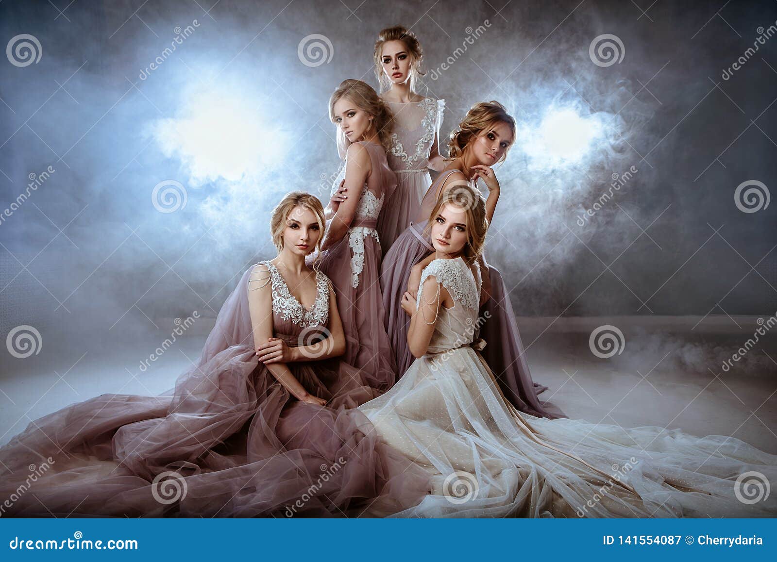 Jeunes Femmes Blondes De Jeune Mariée Dans Une Robe De