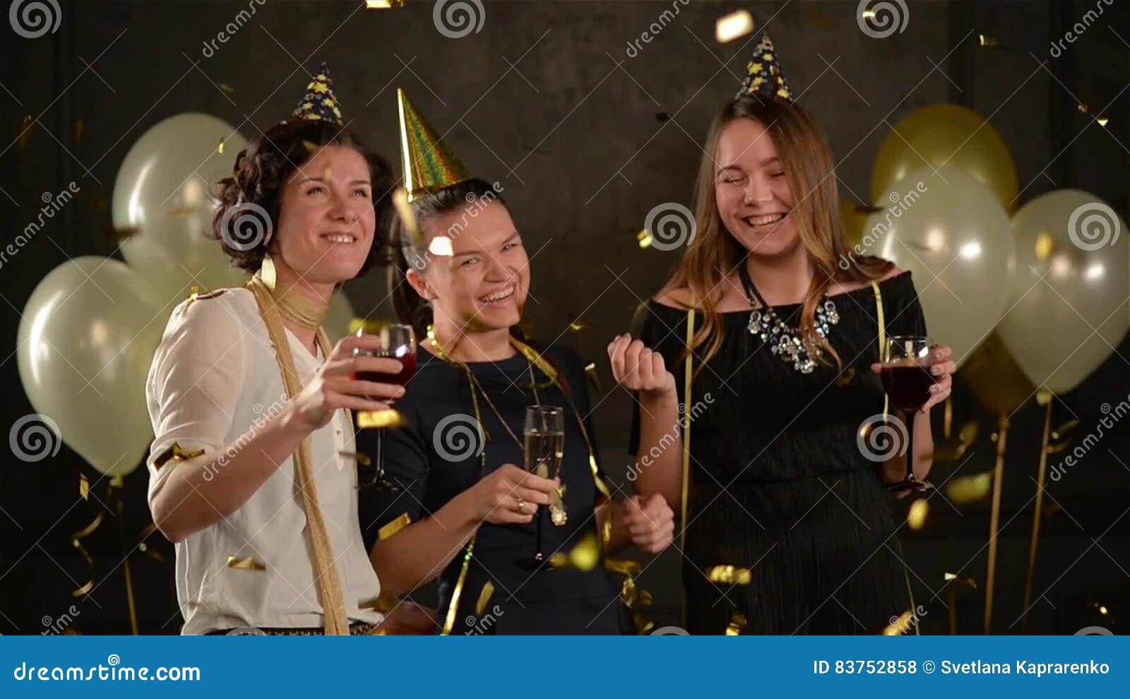 Jeunes Femmes Joyeuses Souhaitant Le Joyeux Anniversaire A Leur Ami Parmi Les Confettis D Or Les Filles Mignonnes Celebrent A Une Banque De Videos Video Du Parmi Jeunes