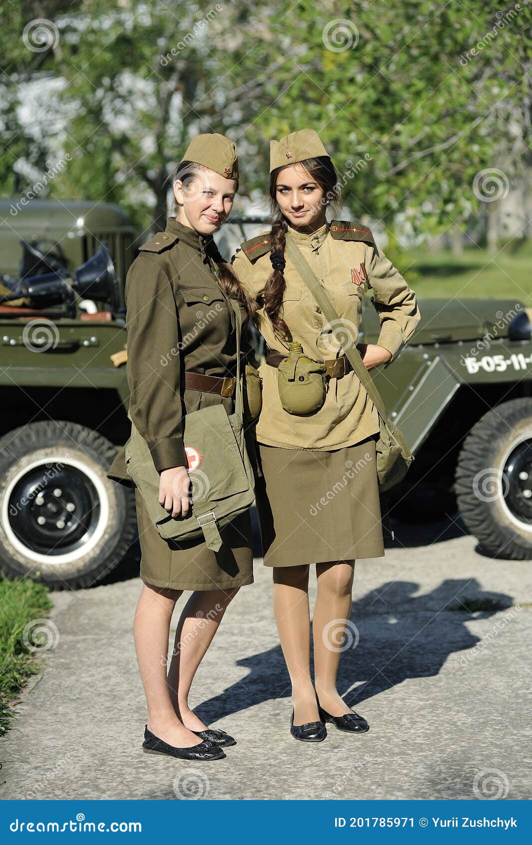 Jeunes Femmes Reenactors Vêtus De Luniforme Des Soldats De Larmée Rouge De La Seconde Guerre Mondiale Se Tenant Près Dune Vieil Photo éditorial tarte à la crème 1065x1690 Photo Adulte Hq Jeunes Femmes Reenactors Vêtus De Luniforme Des Soldats De Larmée Rouge De La Seconde Guerre Mondiale Se Tenant Près Dune Vieil Photo éditorial image