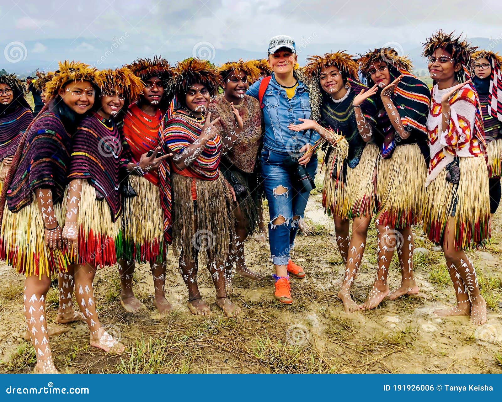 Jeunes Filles Dune Tribu De Papouasie Dans Une Belle Couronne Plumes D