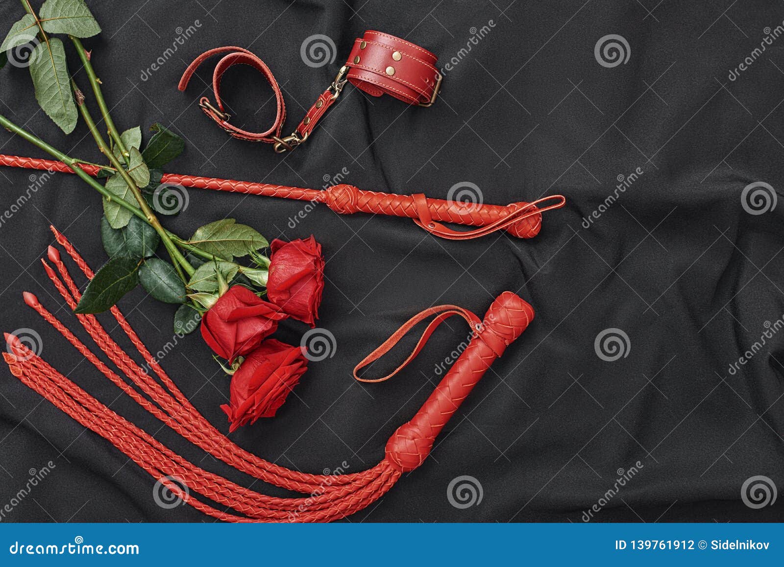 Jeux D'amour Vue Supérieure Des Menottes En Cuir De Kit De Bdsm, Du Fouet  Et Des Belles Roses Rouges Contre Du Tissu En Soie Noir Photo stock - Image  du amour, noir