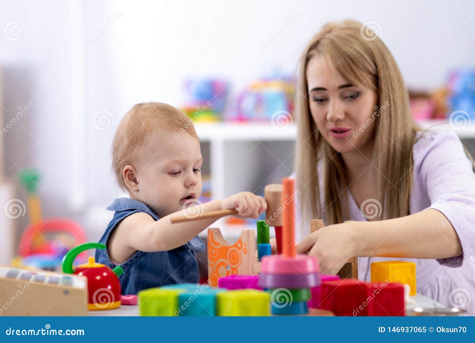 Jeux De Bebe Avec La Mere Ou Le Professeur Dans La Creche Image Stock Image Du Kindergarten Groupe