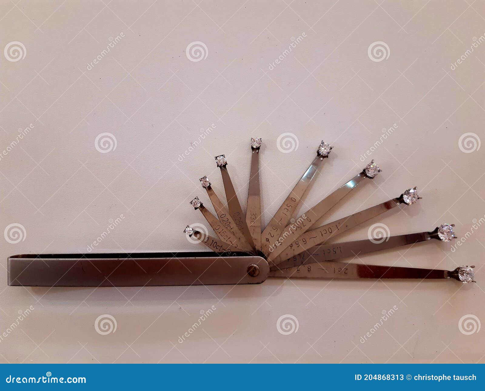 jeweller tool used in front of customers to visualize the different diamond sizes according to the number of carats.