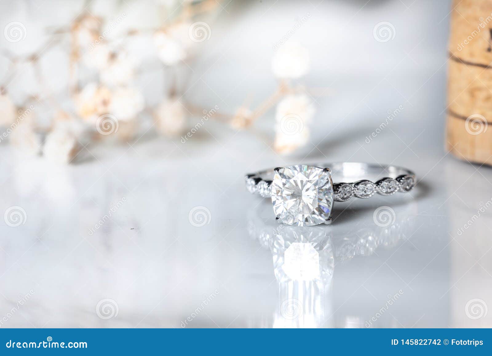 Nhẫn kim cương: Chào mừng bạn đến với khoảnh khắc kỷ niệm đặc biệt của cuộc đời bạn với loạt hình ảnh những chiếc nhẫn kim cương lộng lẫy và sang trọng! Đóng lại hợp đồng tình yêu của bạn trọn vẹn với những kiệt tác thời trang đáng ngưỡng mộ này!