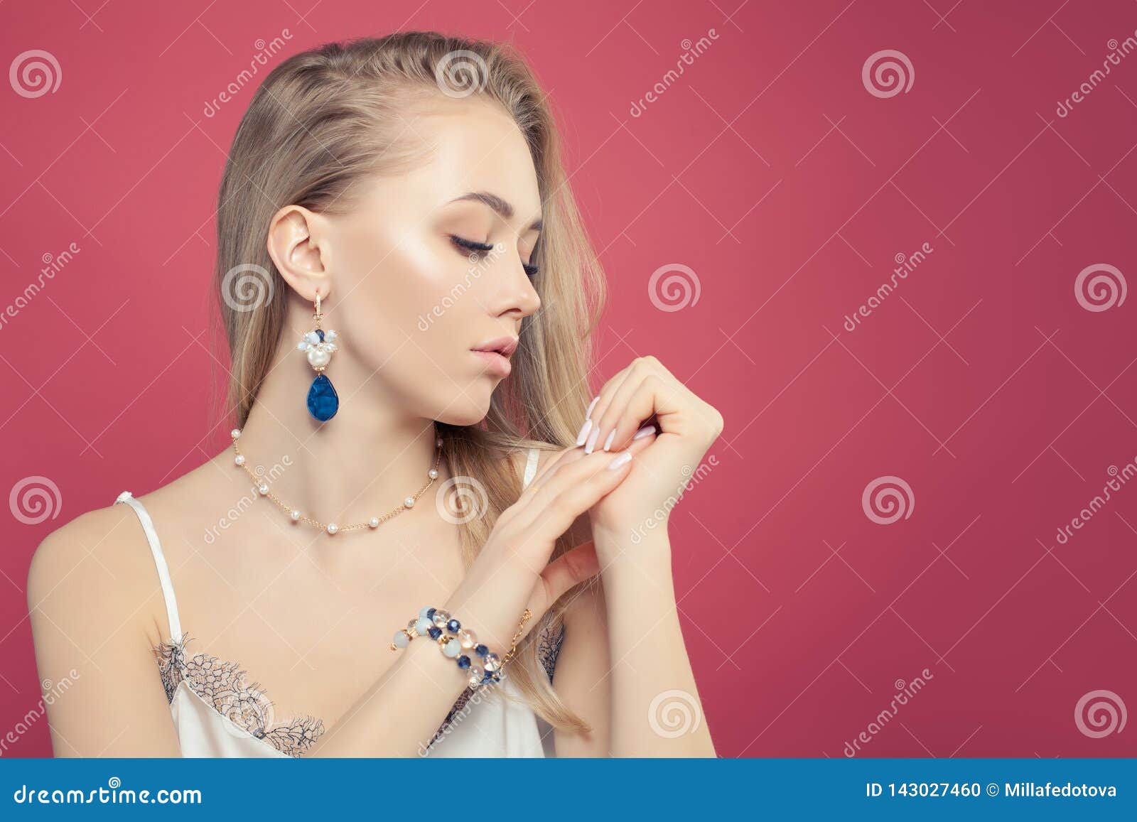 408,113 Beautiful Girl Jewelry Royalty-Free Images, Stock Photos