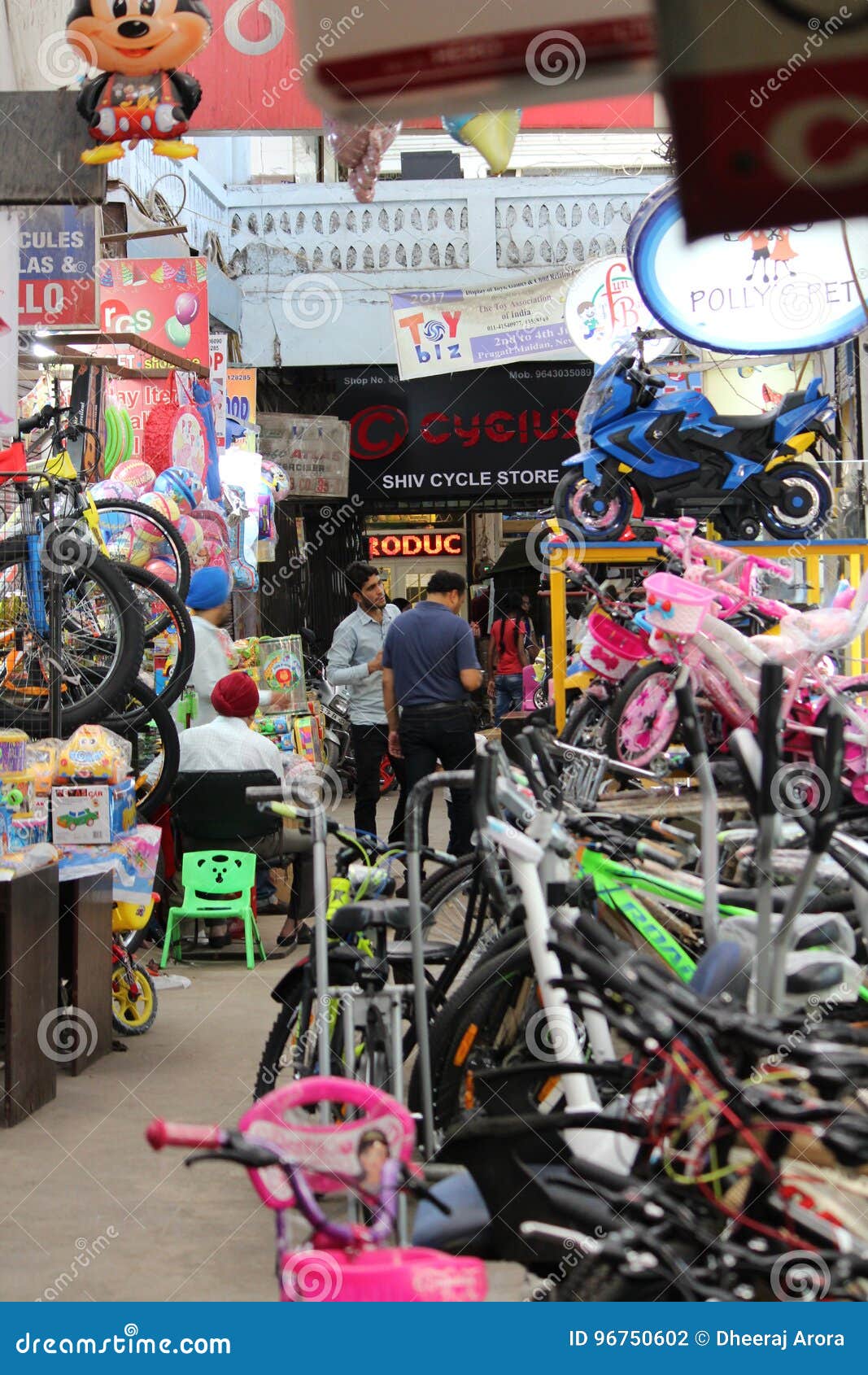 jhandewalan toy market