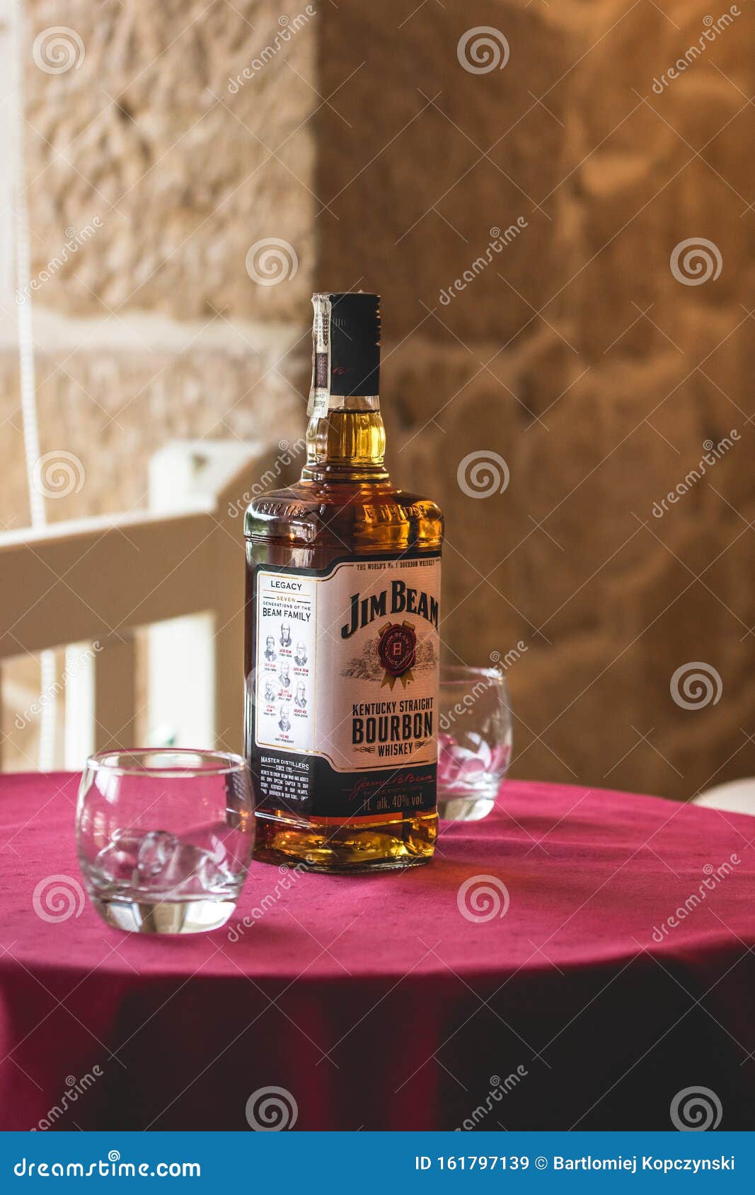 Jim Beam Steht Auf Einem Tisch Mit Whiskey-Glas ...