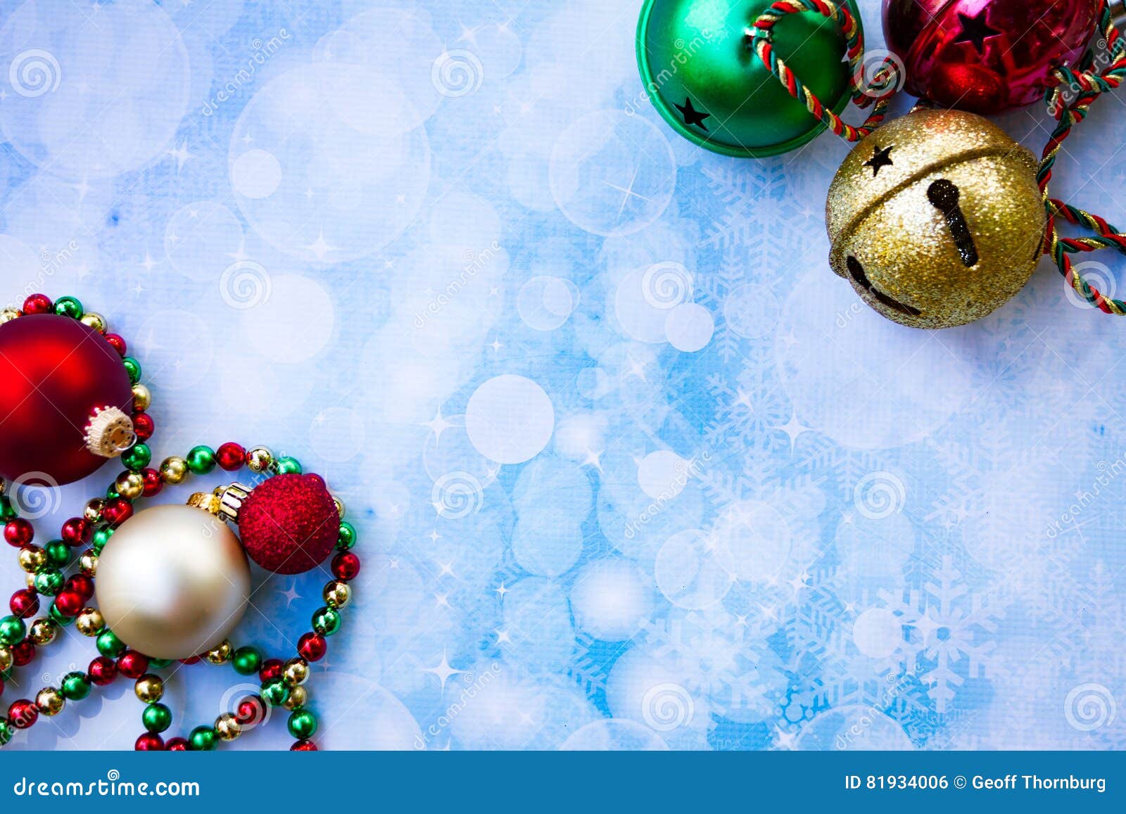 Jingle Bells ed ornamenti. Di campane di tintinnio colorate Multi con gli ornamenti e la ghirlanda