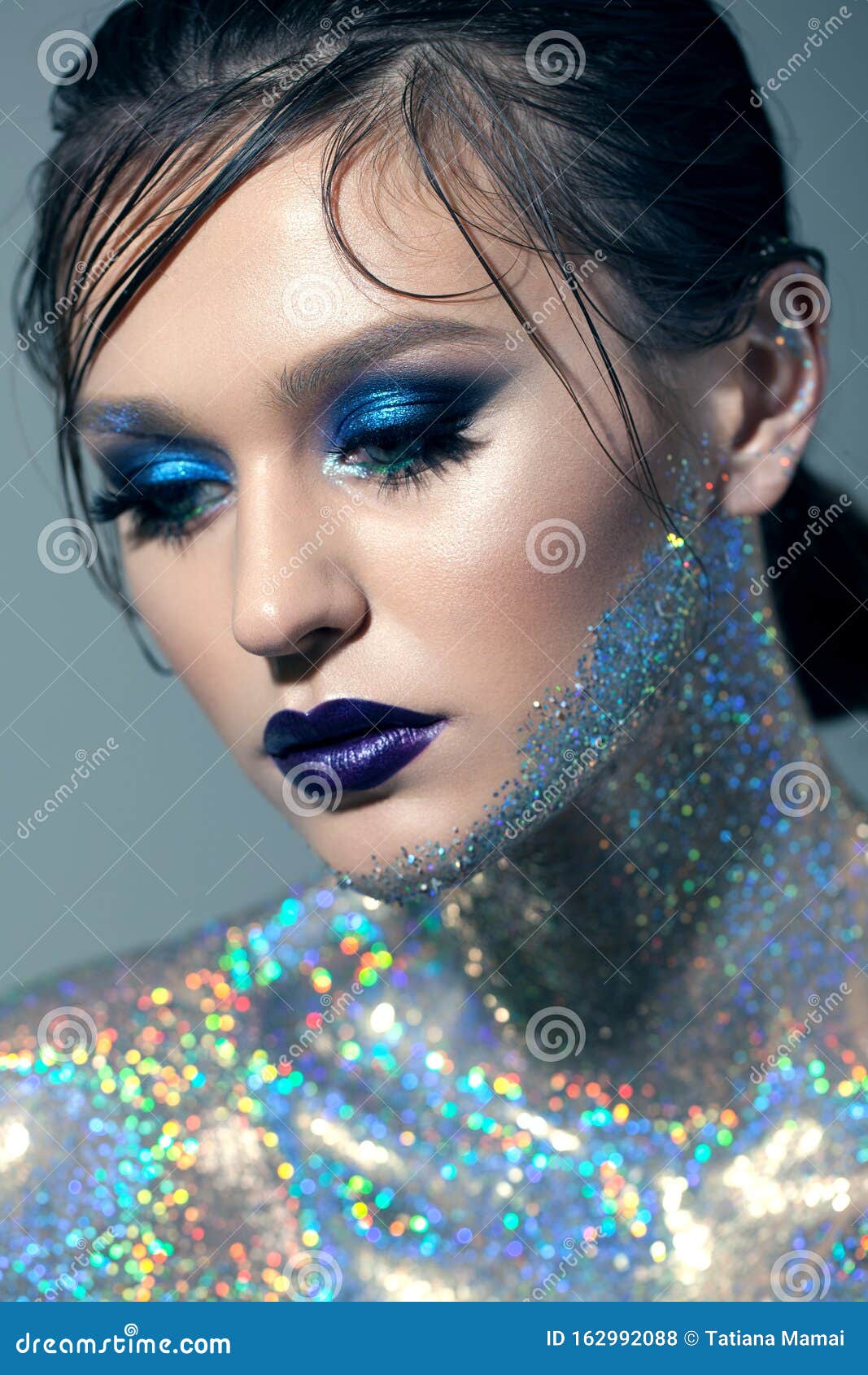 Jjunges Madchen Mit Blauem Profi Make Up Und Feuchter Frisur Mit Korper Bedeckte Viele Blaue Funkeln Stockfoto Bild Von Schon Haar 162992088