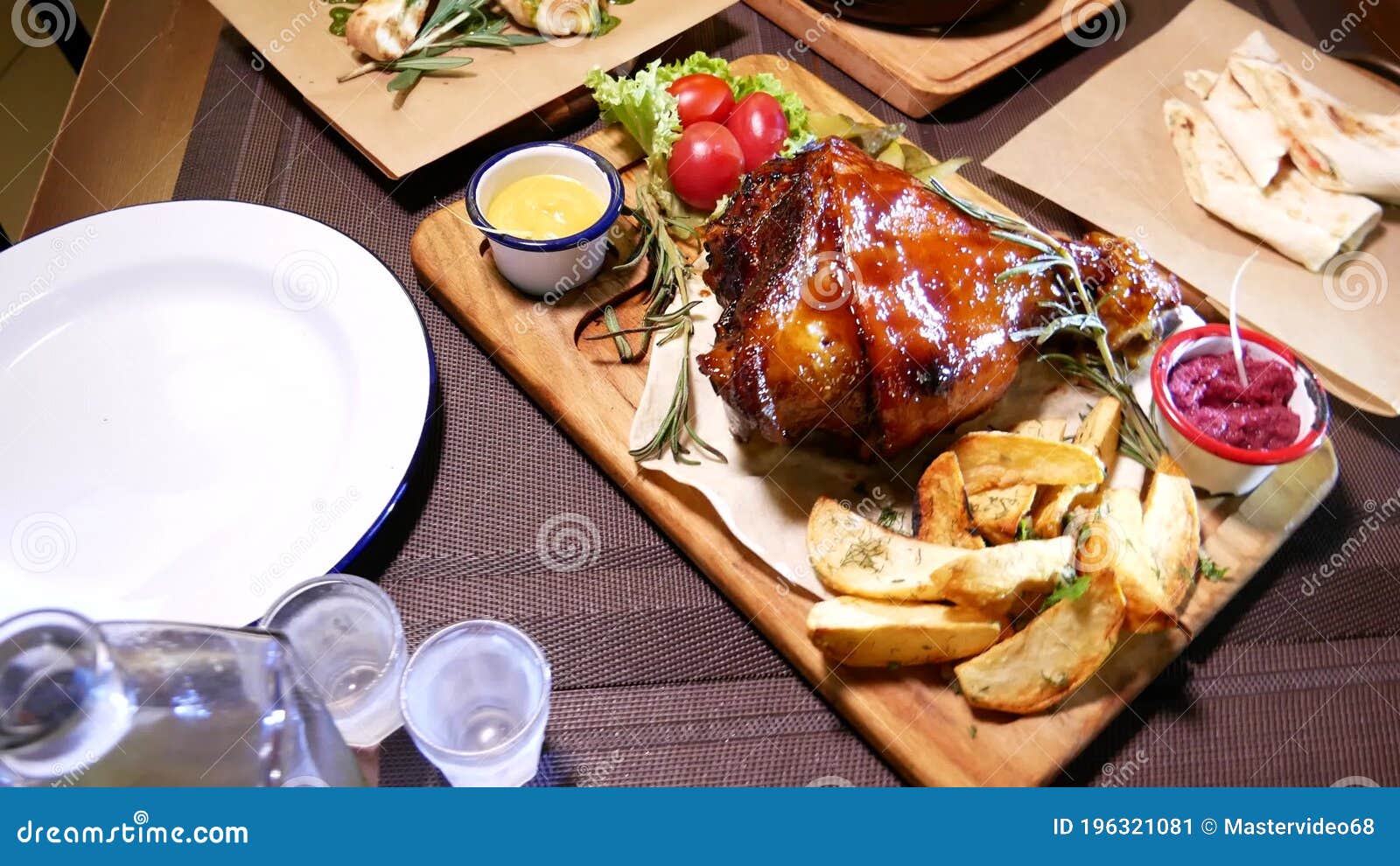 Fígado frito com cebola e especiarias num prato sobre a mesa