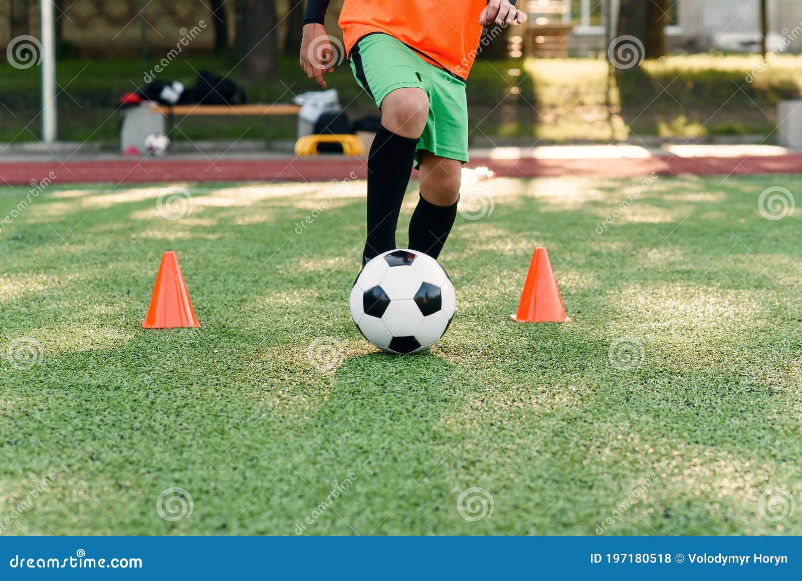 Jogadores de futebol adolescentes chutando bola de futebol campo