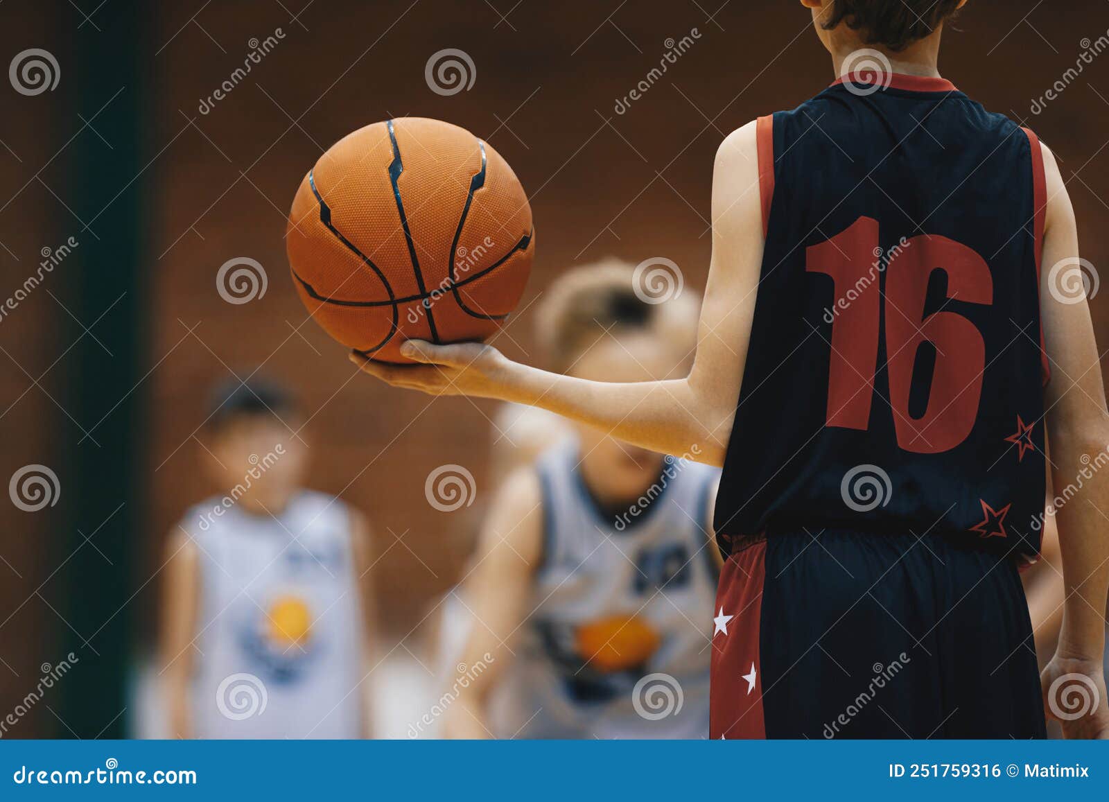 Jogador de basquete com um jogo de bola