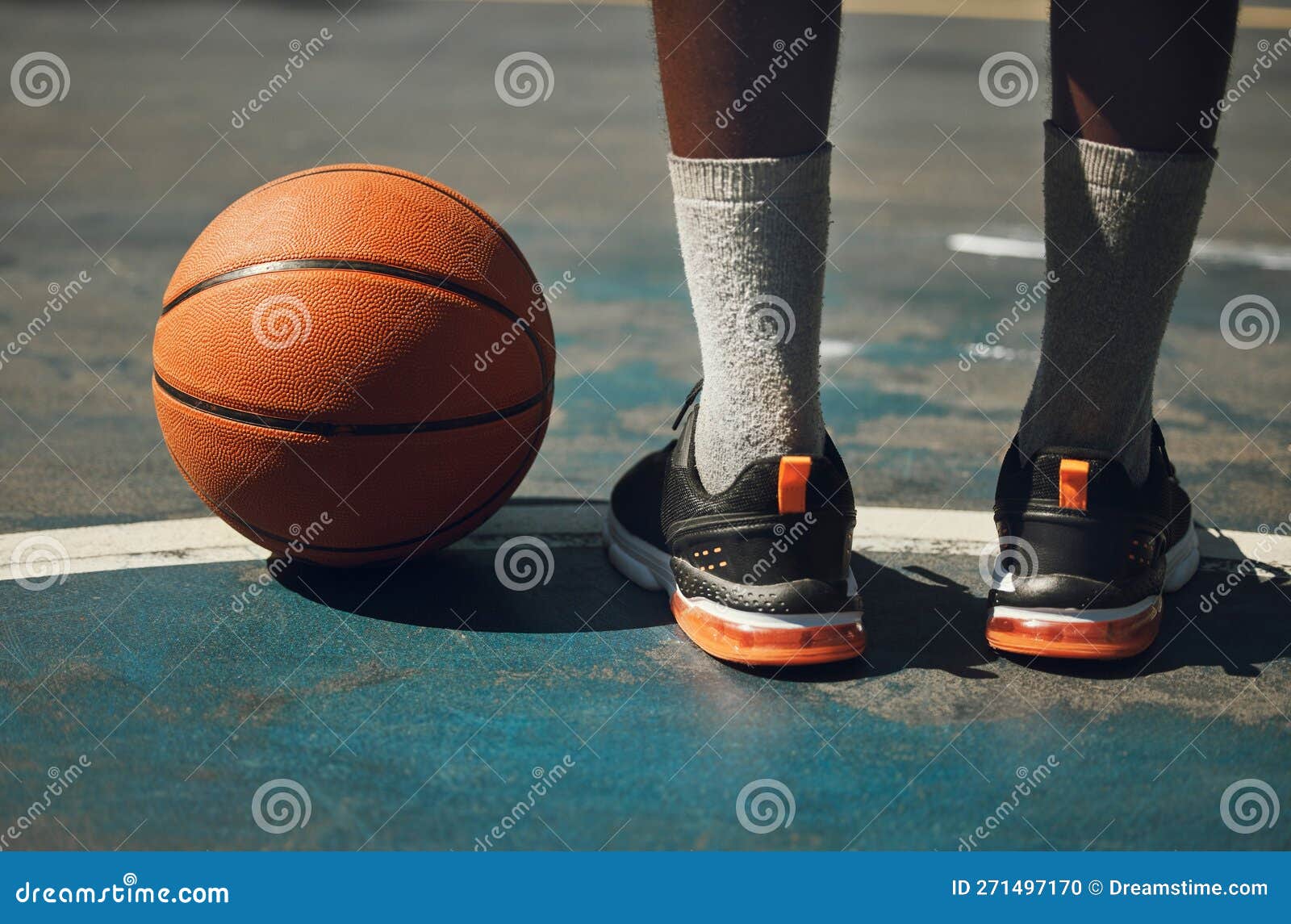 Bola de basquete no campo de esportes. estilo de vida saudável e